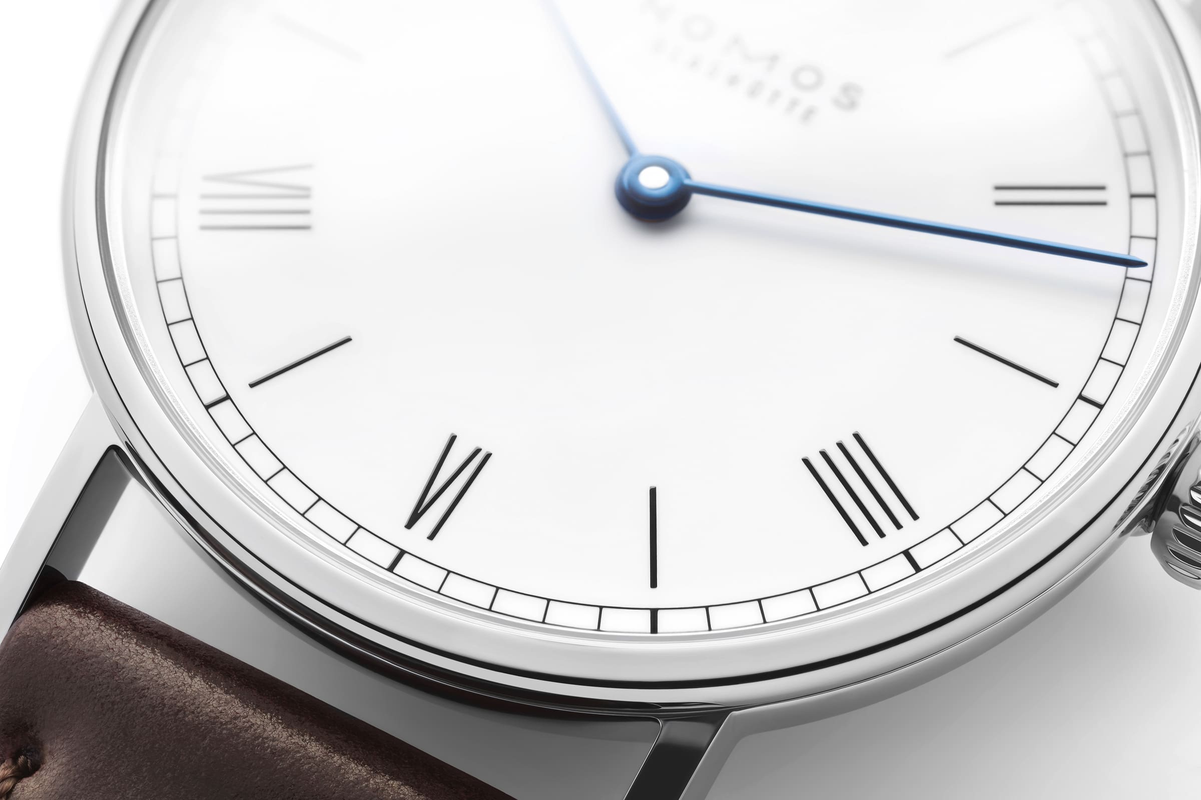 NOMOS Glashütte / Ludwig 33 duo enamel white/ LD1A22EW233　249グラスヒュッテ175年の「伝統」と「モダン」を巧みに融合させたノモスの定番「ラドウィッグ」。光沢のあるホワイトエナメルの文字盤にローマ数字を配したデザインです。直径33ミリの２針モデル「ラドウィッグ 33 デュオ」は手首の細い方に似合う時計です。  手巻きウォッチには、グラスヒュッテの最高品質キャリバーが搭載されており、高い精度を実現しています。 より繊細な腕元のために直径は33mmで、素敵な女性を演出するおすすめのアイテムです。