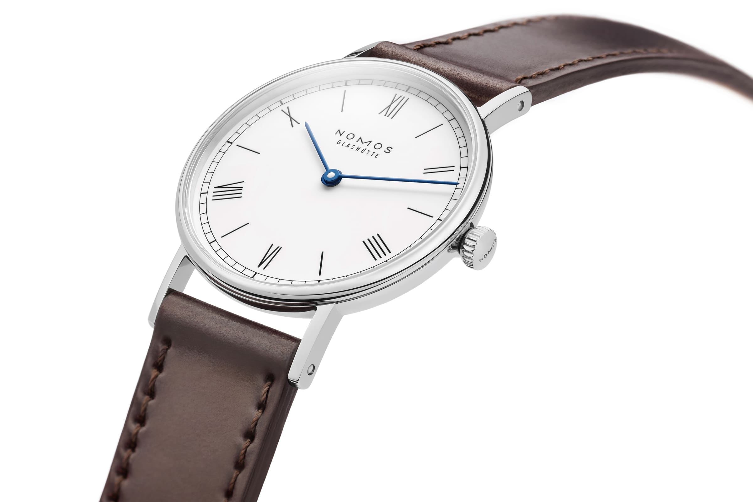NOMOS Glashütte / Ludwig 33 duo enamel white/ LD1A22EW233　249グラスヒュッテ175年の「伝統」と「モダン」を巧みに融合させたノモスの定番「ラドウィッグ」。光沢のあるホワイトエナメルの文字盤にローマ数字を配したデザインです。直径33ミリの２針モデル「ラドウィッグ 33 デュオ」は手首の細い方に似合う時計です。  手巻きウォッチには、グラスヒュッテの最高品質キャリバーが搭載されており、高い精度を実現しています。 より繊細な腕元のために直径は33mmで、素敵な女性を演出するおすすめのアイテムです。