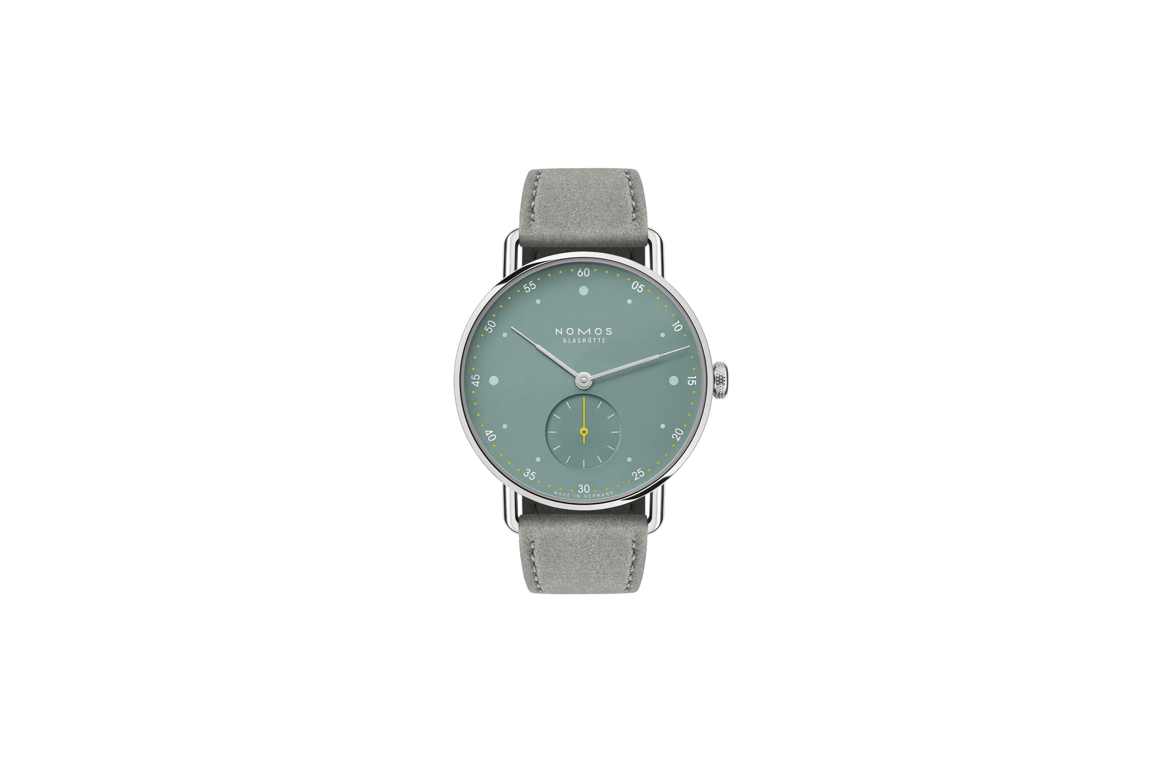 NOMOS Glashütte / METRO 33 / NM1124スタイリッシュなメトロの10周年に向けて、フェミニンなサイズ33のSSケースがファミリーに加わります。  大都会をイメージしたメトロ33は輝くガラス張りのビル（オールシルバー）・ブルックリンによくみられる赤煉瓦の建物（ミュートレッド）・公園や自由の女神の心豊かな緑（セージ）の3色です。  複雑なダブルカーブのサファイアクリスタルガラス、繊細なワイヤーラグ、また時計師が使う道具をモチーフにした特徴的なメトロリューズなど、すべてが非の打ちどころのないグラスヒュッテのクラフツマンシップと最高基準のデザインです。  時計のデザインを引き締めているのはライトグレーのヴィーガンベロアストラップ。スマートで遊び心があり、エネルギーに満ちている現代的なエレガンスを表現している3種類のメトロは、女性でだけでなくもちろんスレンダーな腕周りの男性にも似合います。