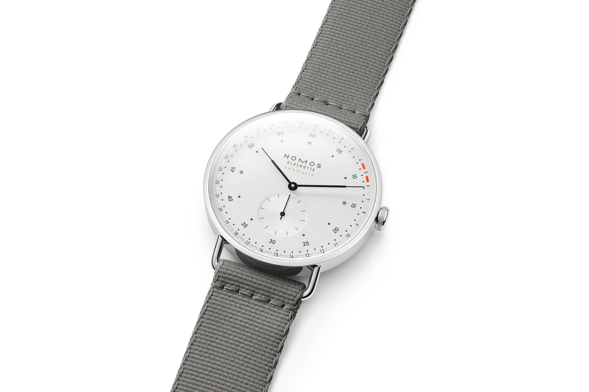 NOMOS（ノモス グラスヒュッテ）の機械式腕時計「メトロ ネオマティック 41 アップデイト」MT161014W2・1165は、ドイツ製自動巻きムーブメントDUW6101とシルバーダイヤルを備えた洗練モデル。トラベルケース付きで旅のお供にも最適な、スタイリッシュで機能的な一本。