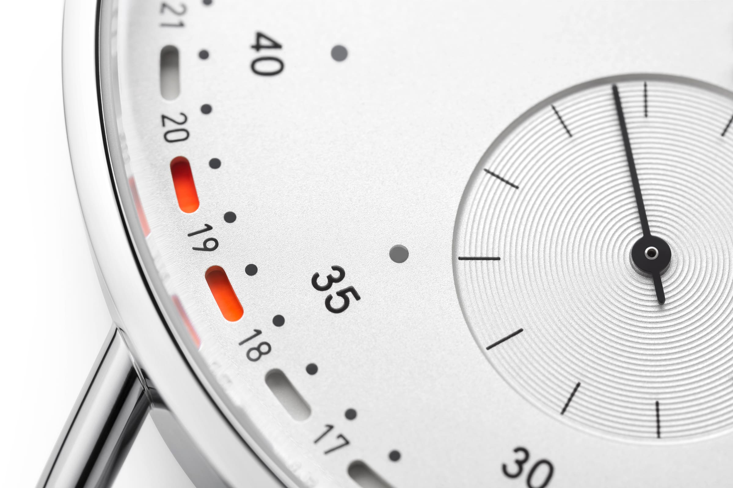 ノモス グラスヒュッテ（NOMOS Glashütte）の自動巻き腕時計「メトロ ネオマティック 41 アップデイト」MT161014W2／1165は、特許取得の蛍光オレンジ日付リングを備えた都会的なデザインが魅力の機械式腕時計。40.5mmのスマートなケースとDUW6101ムーブメントを搭載した現代的クラシック。
