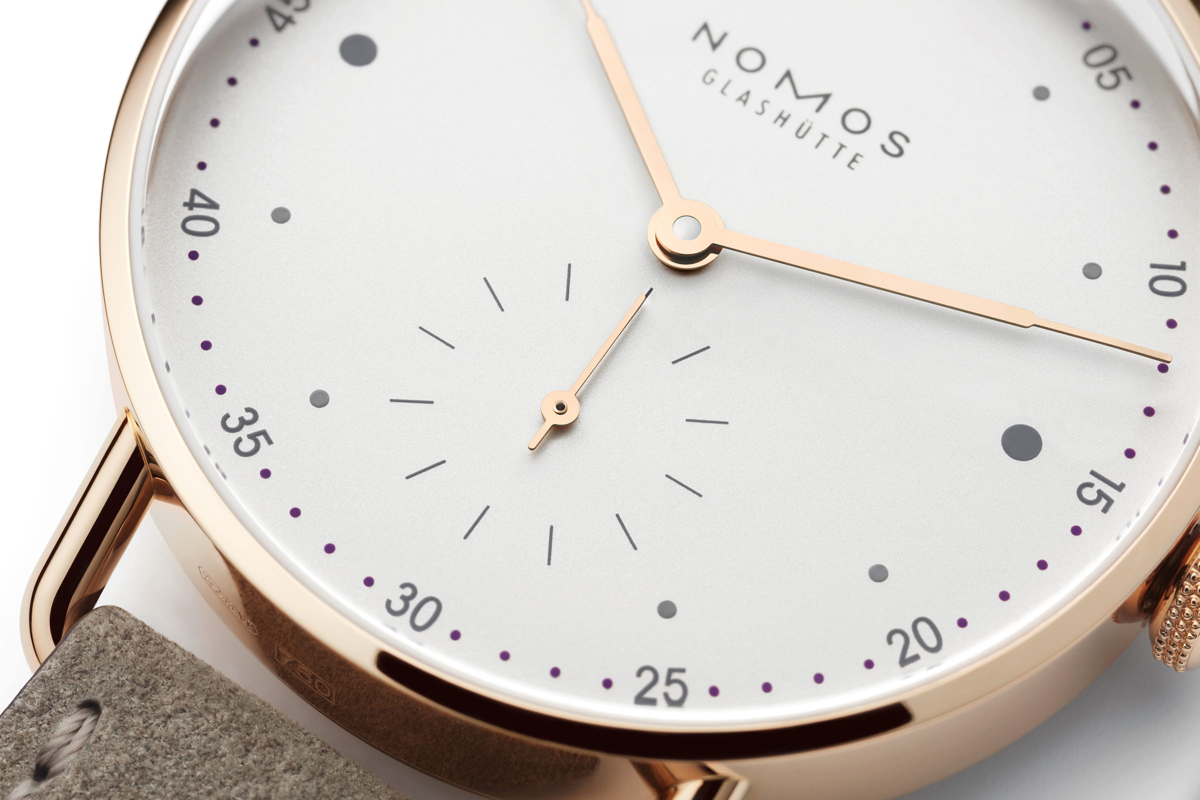 ノモス グラスヒュッテ（NOMOS GLASHÜTTE）のレディース腕時計「メトロ 33 ローズゴールド（1170/MT3A4W233）」は、直径33mmの華奢なケースにローズゴールドを採用した、気品漂う機械式腕時計。手巻きキャリバーAlphaを搭載し、ベルリンのデザイナー、マーク・ブラウンによる洗練されたデザインが光る個性派モデル。