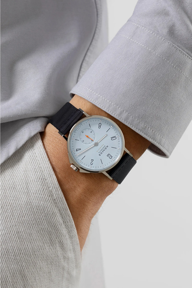 NOMOS アホイ ネオマティック スカイ 着用画像1 NOMOSGLASHÜTTE＋FORTUNE TIME 表参道ヒルズ店