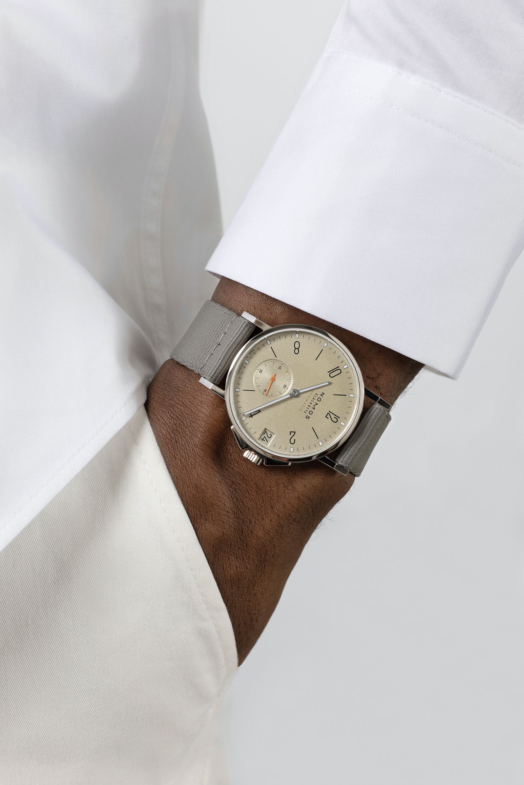 NOMOS アホイ ネオマティック 38 デイト サンド 着用画像 NOMOSGLASHÜTTE＋FORTUNE TIME 表参道ヒルズ店