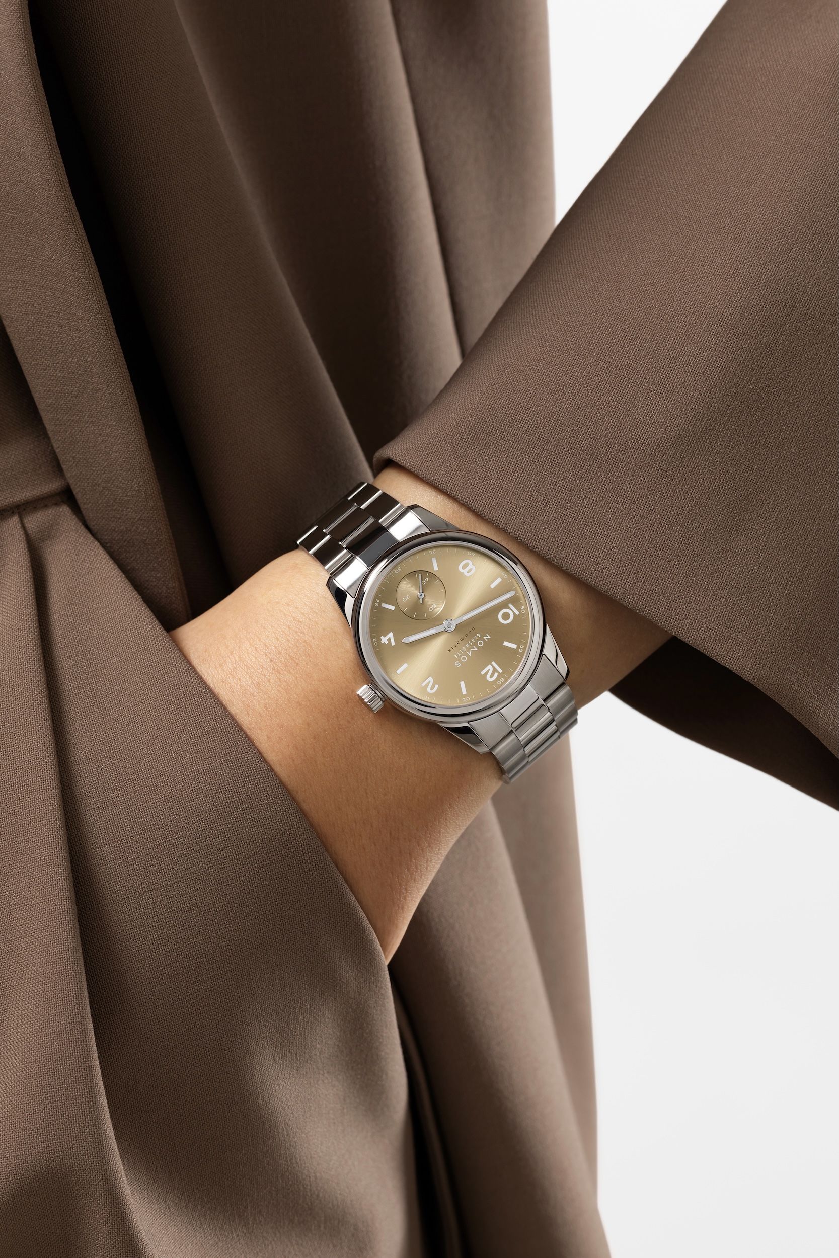 NOMOS クラブ・スポーツ ネオマティック 34 ゴールド 着用画像 NOMOSGLASHÜTTE＋FORTUNE TIME 表参道ヒルズ店