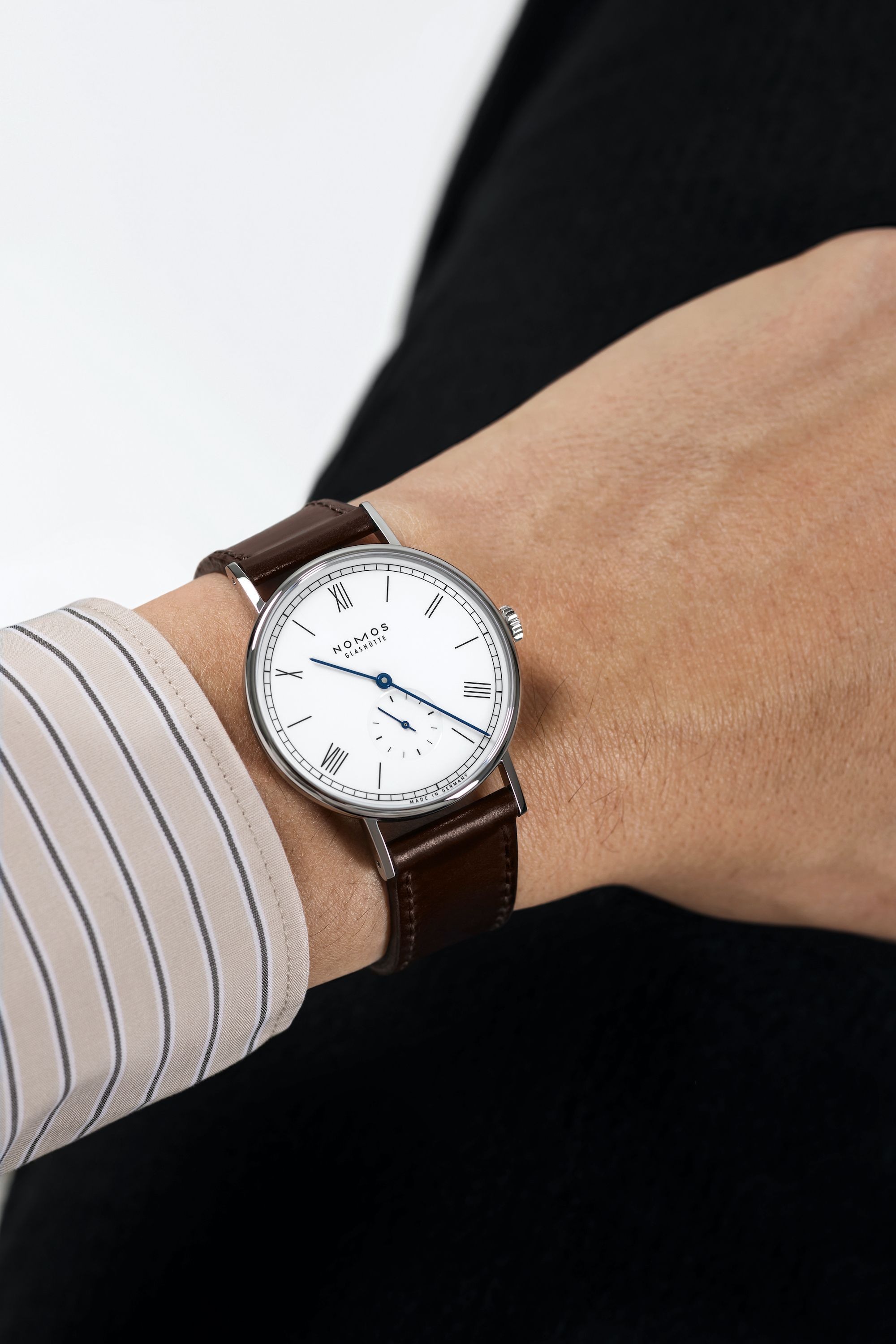 NOMOS ラドウィッグ 38 エナメルホワイト 着用画像2 NOMOSGLASHÜTTE＋FORTUNE TIME 表参道ヒルズ店