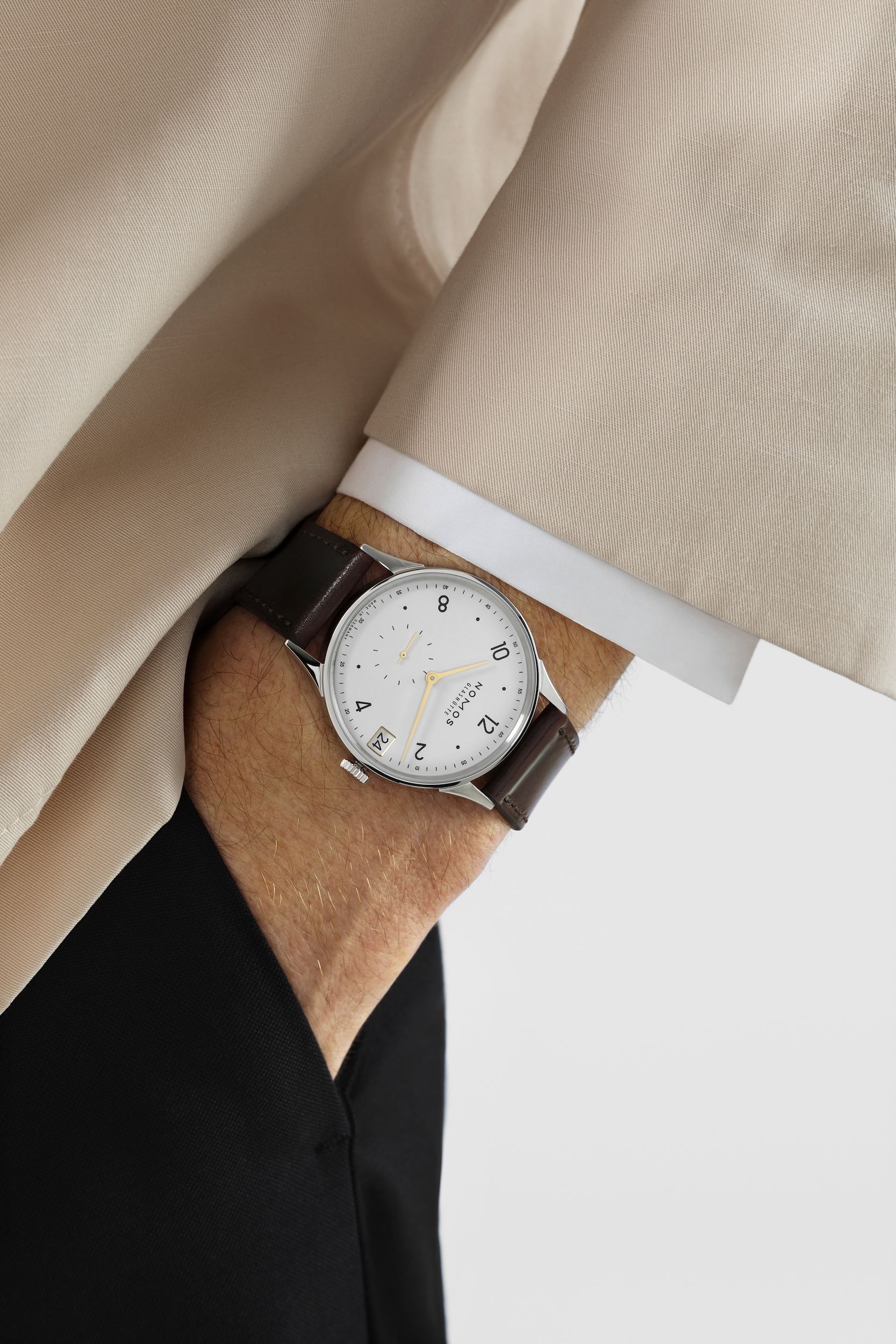 NOMOS ミニマティック 39 デイト ゴールド 着用画像 NOMOSGLASHÜTTE＋FORTUNE TIME 表参道ヒルズ店