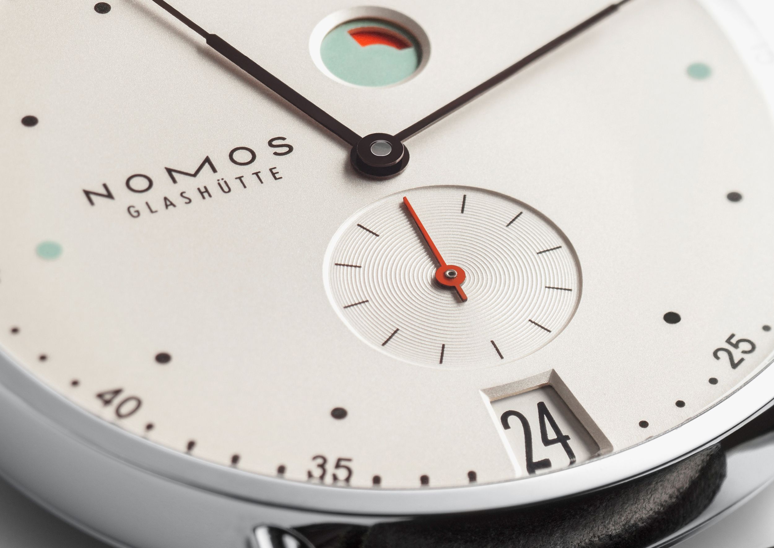 NOMOS メトロ デイト パワーリザーブ アップ画像 NOMOSGLASHÜTTE＋FORTUNE TIME 表参道ヒルズ店