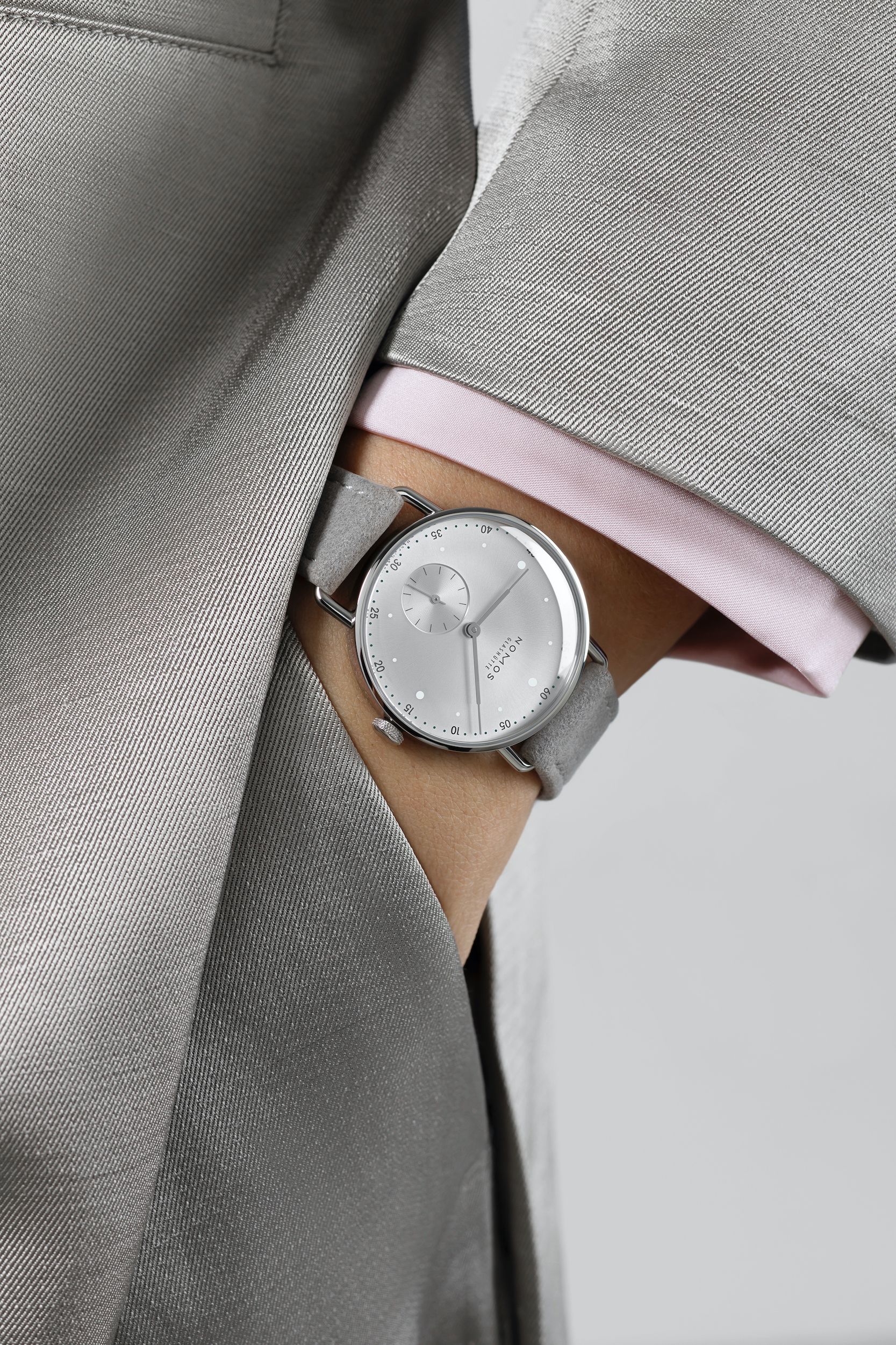 NOMOS メトロ 33 オールシルバー 着用画像 NOMOSGLASHÜTTE＋FORTUNE TIME 表参道ヒルズ店