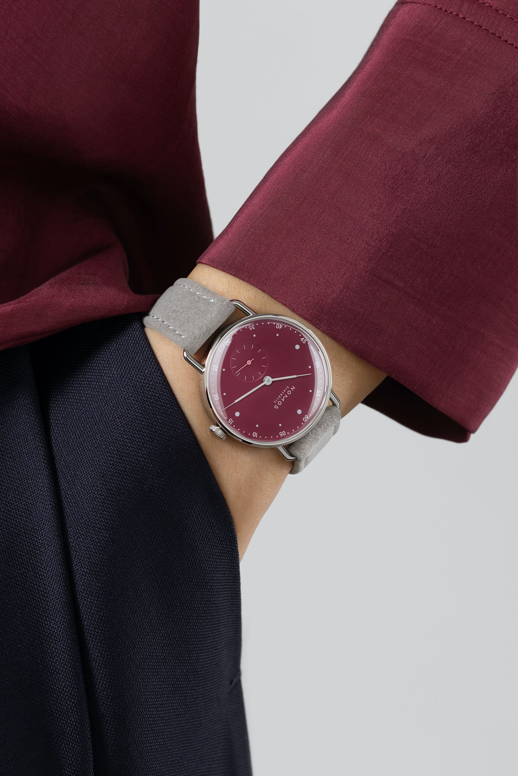 NOMOS メトロ 33 ミュートレッド 着用画像 NOMOSGLASHÜTTE＋FORTUNE TIME 表参道ヒルズ店