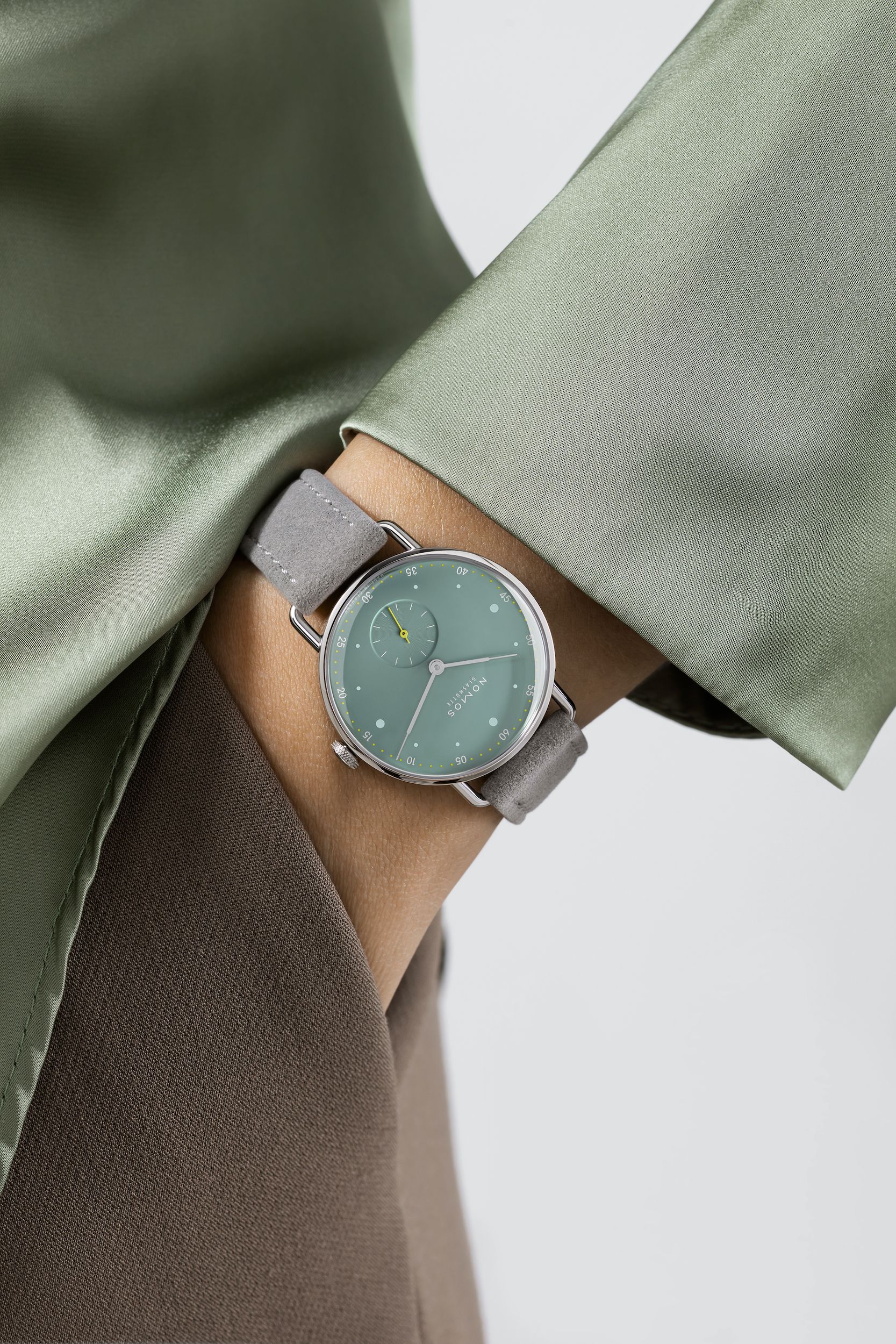 NOMOS メトロ 33 セージ 着用画像 NOMOSGLASHÜTTE＋FORTUNE TIME 表参道ヒルズ店