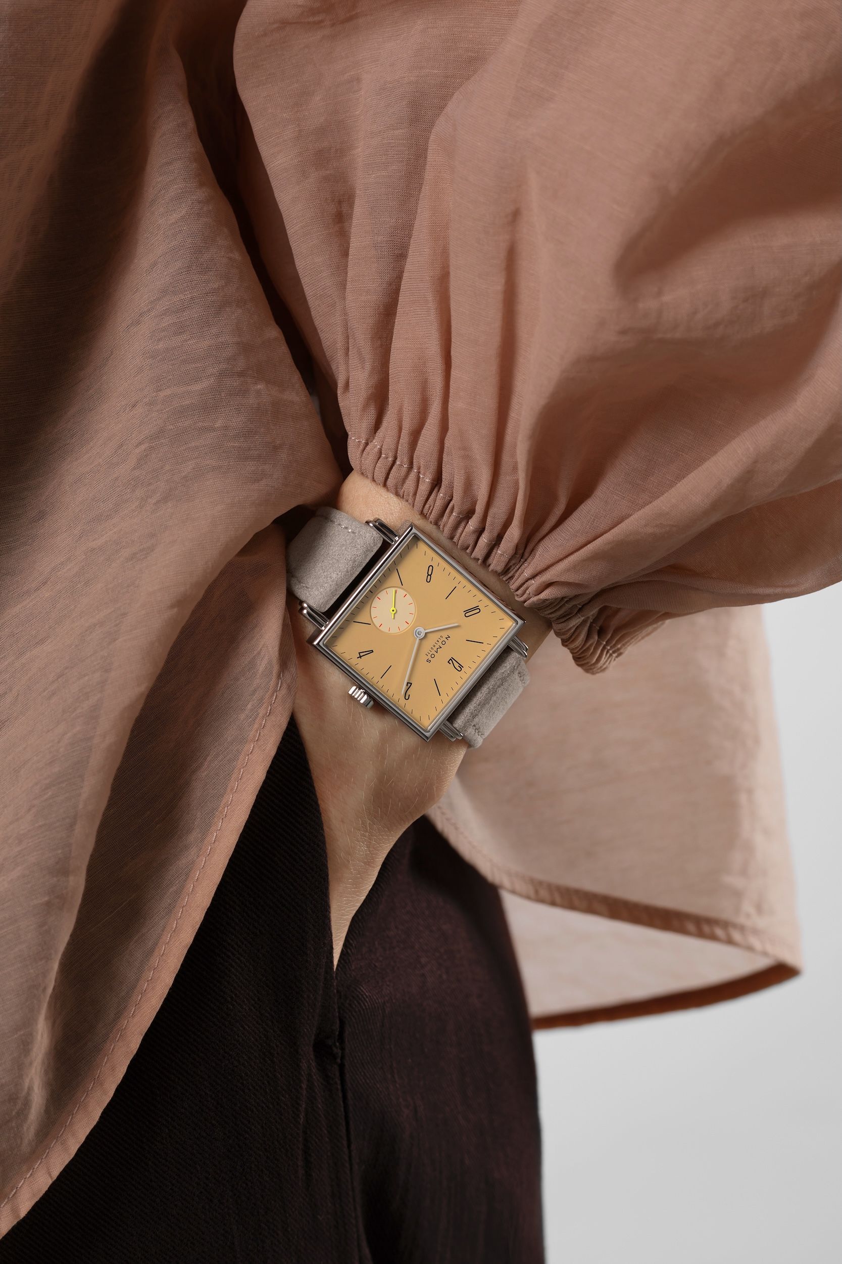 NOMOS テトラ オーカー 着用画像1 NOMOSGLASHÜTTE＋FORTUNE TIME 表参道ヒルズ店