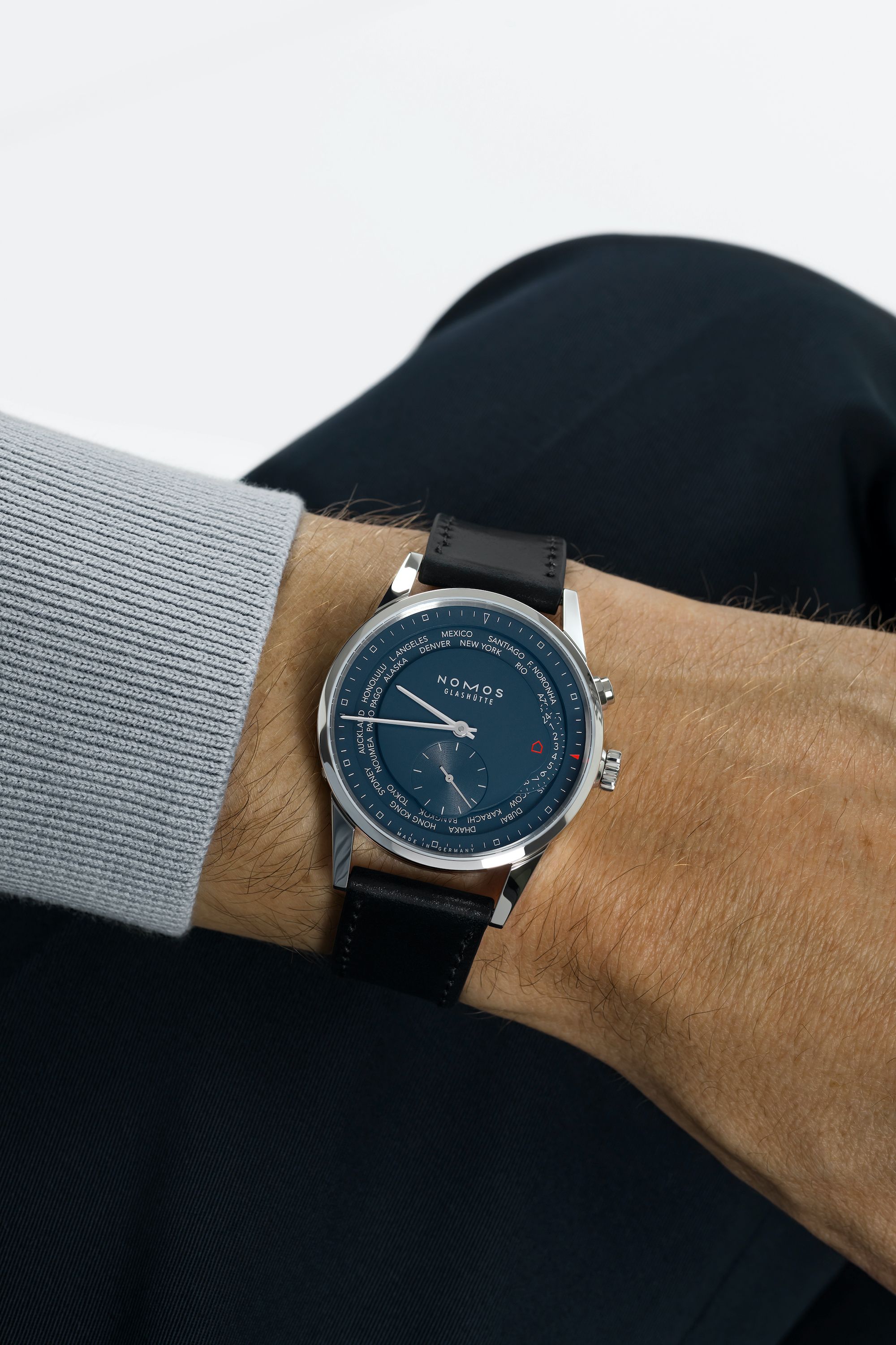 NOMOS チューリッヒ ワールドタイマー ミッドナイトブルー 着用画像2 NOMOSGLASHÜTTE＋FORTUNE TIME 表参道ヒルズ店