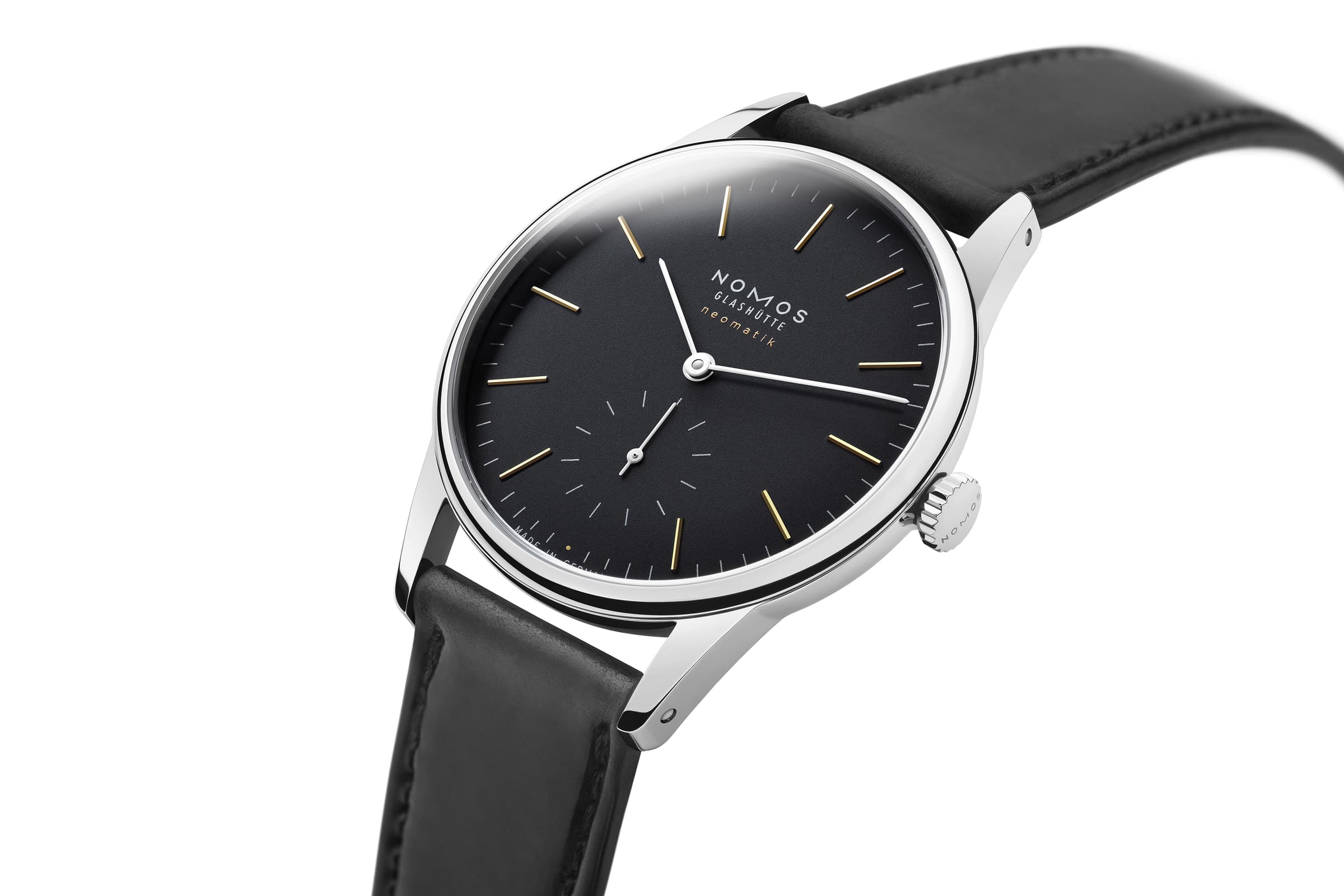 NOMOS Glashütte / Orion Neomatik New Black / NM396官能的、そして全てがエレガント。  黒の蝶ネクタイ、ディナージャケットで装うフォーマルなシーンで手首に着けるべき時計は最も優雅なドレスウォッチしかありません。  「オリオン・ネオマティック・ニューブラック」はあらゆる面においてエレガント。最も厳密なドレスコードにも相応しい時計です。  余分な線が一本も存在しない、ミニマムな黒の亜鉛メッキが施された文字盤には、ワイドな時刻マーカーと分針・秒 針の繊細なラインが美しい構造とオープンな感覚、そして落ち着きをもたらします。ゆるやかにカーブしているサファイアクリスタルガラス。漆黒の文字盤にはゴールドとシルバーのバイカラーのディテールが上品にあしらわれています。  2024年最初の新作「オリオン・ネオマティック・ニューブラック」はグラスヒュッテ時計製造の以前のマスターピースに賛辞をささげ、一生涯、またはそれより長い年月を彩る静かなラグジュアリーピースとなりました。