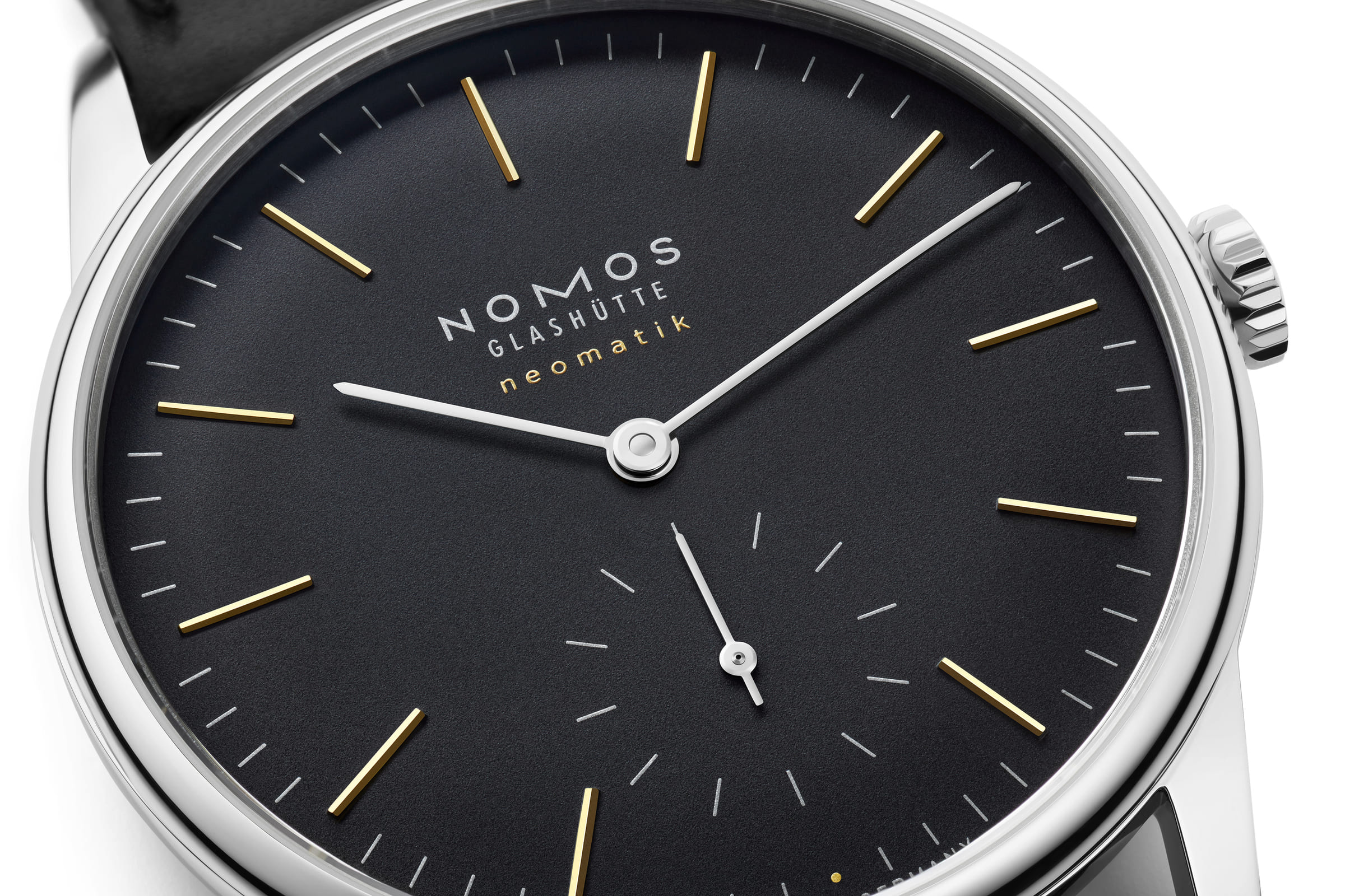 NOMOS Glashütte / Orion Neomatik New Black / NM396官能的、そして全てがエレガント。  黒の蝶ネクタイ、ディナージャケットで装うフォーマルなシーンで手首に着けるべき時計は最も優雅なドレスウォッチしかありません。  「オリオン・ネオマティック・ニューブラック」はあらゆる面においてエレガント。最も厳密なドレスコードにも相応しい時計です。  余分な線が一本も存在しない、ミニマムな黒の亜鉛メッキが施された文字盤には、ワイドな時刻マーカーと分針・秒 針の繊細なラインが美しい構造とオープンな感覚、そして落ち着きをもたらします。ゆるやかにカーブしているサファイアクリスタルガラス。漆黒の文字盤にはゴールドとシルバーのバイカラーのディテールが上品にあしらわれています。  2024年最初の新作「オリオン・ネオマティック・ニューブラック」はグラスヒュッテ時計製造の以前のマスターピースに賛辞をささげ、一生涯、またはそれより長い年月を彩る静かなラグジュアリーピースとなりました。