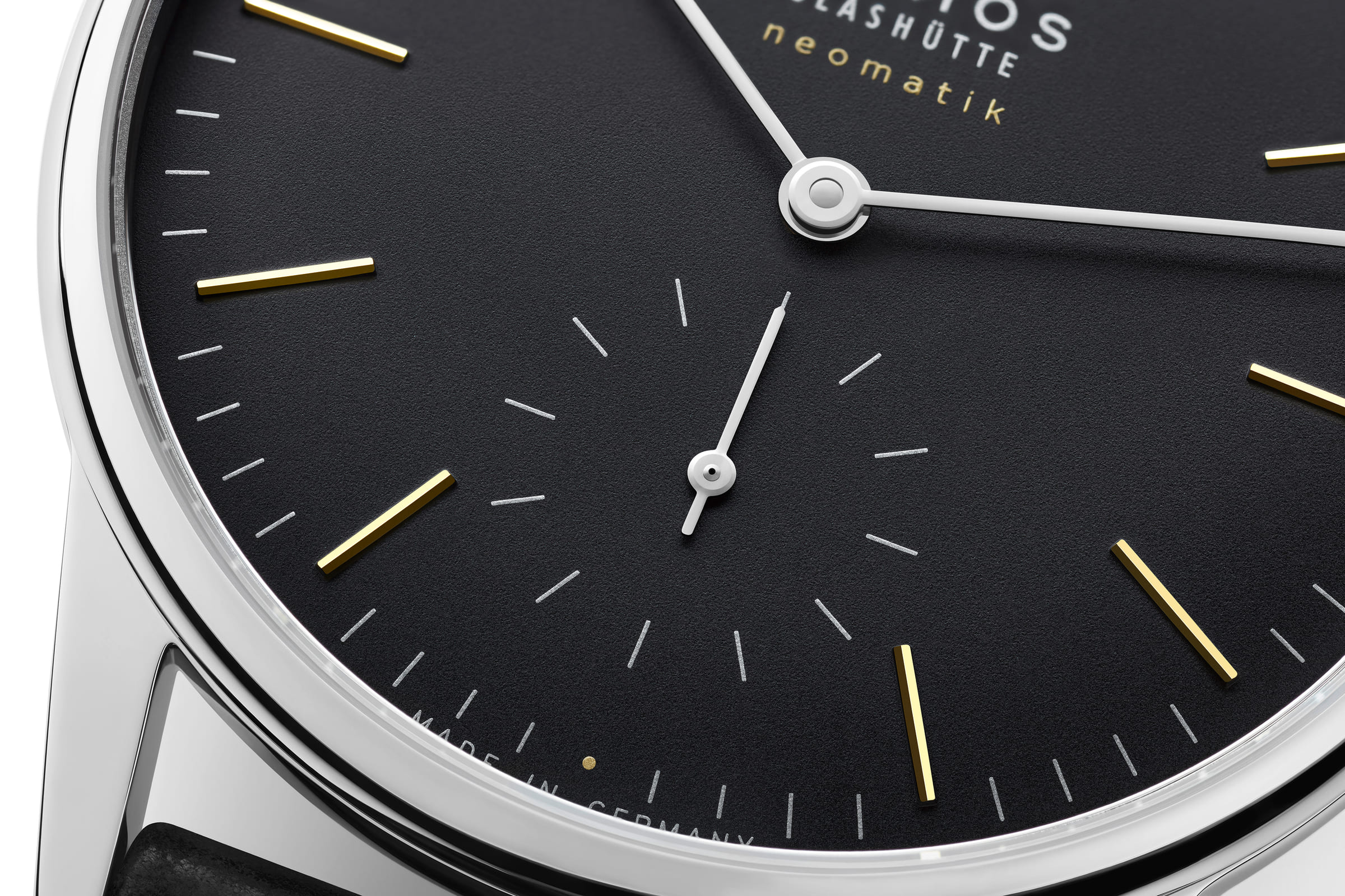 NOMOS Glashütte / Orion Neomatik New Black / NM396官能的、そして全てがエレガント。  黒の蝶ネクタイ、ディナージャケットで装うフォーマルなシーンで手首に着けるべき時計は最も優雅なドレスウォッチしかありません。  「オリオン・ネオマティック・ニューブラック」はあらゆる面においてエレガント。最も厳密なドレスコードにも相応しい時計です。  余分な線が一本も存在しない、ミニマムな黒の亜鉛メッキが施された文字盤には、ワイドな時刻マーカーと分針・秒 針の繊細なラインが美しい構造とオープンな感覚、そして落ち着きをもたらします。ゆるやかにカーブしているサファイアクリスタルガラス。漆黒の文字盤にはゴールドとシルバーのバイカラーのディテールが上品にあしらわれています。  2024年最初の新作「オリオン・ネオマティック・ニューブラック」はグラスヒュッテ時計製造の以前のマスターピースに賛辞をささげ、一生涯、またはそれより長い年月を彩る静かなラグジュアリーピースとなりました。