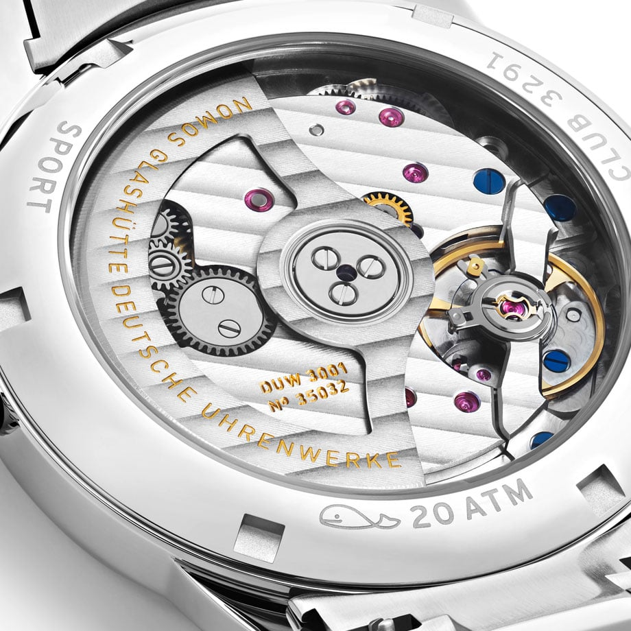 NOMOS Glashütte / Club Sport neomatik 34 / NM757　防水性、堅牢でエレガント、そして驚くほどにコンパクトなノモス グラスヒュッテの新作、クラブスポーツ ネオマティック34はすべてを備えているノモス史上最も小さな腕時計モデルです。 ノモスのモデルのなかでも特にスポーティな特徴を持つクラブスポーツコレクションに初めて直径34ミリの小ぶりなサイズに移し、女性や手首の細い男性にもお使いいただけるようになりました。 ネジ留めのケース裏蓋と赤の警告リング付きのねじ込み式リュウズにより20気圧防水を備え、暗がりでは青のスーパールミノバが視認性を確保します。 輝くサンバースト仕上げのダイアルはゴールド、ロゼ、パープル3色の展開です。