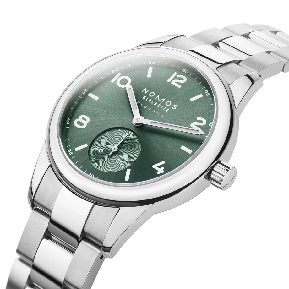 NOMOS NM746―サファイアクリスタルバックから眺められる薄型DUW 3001ムーブメントと、夜光付きロジウム針、20気圧防水の堅牢性を併せ持つ、現代的なミニマルスポーツウォッチ