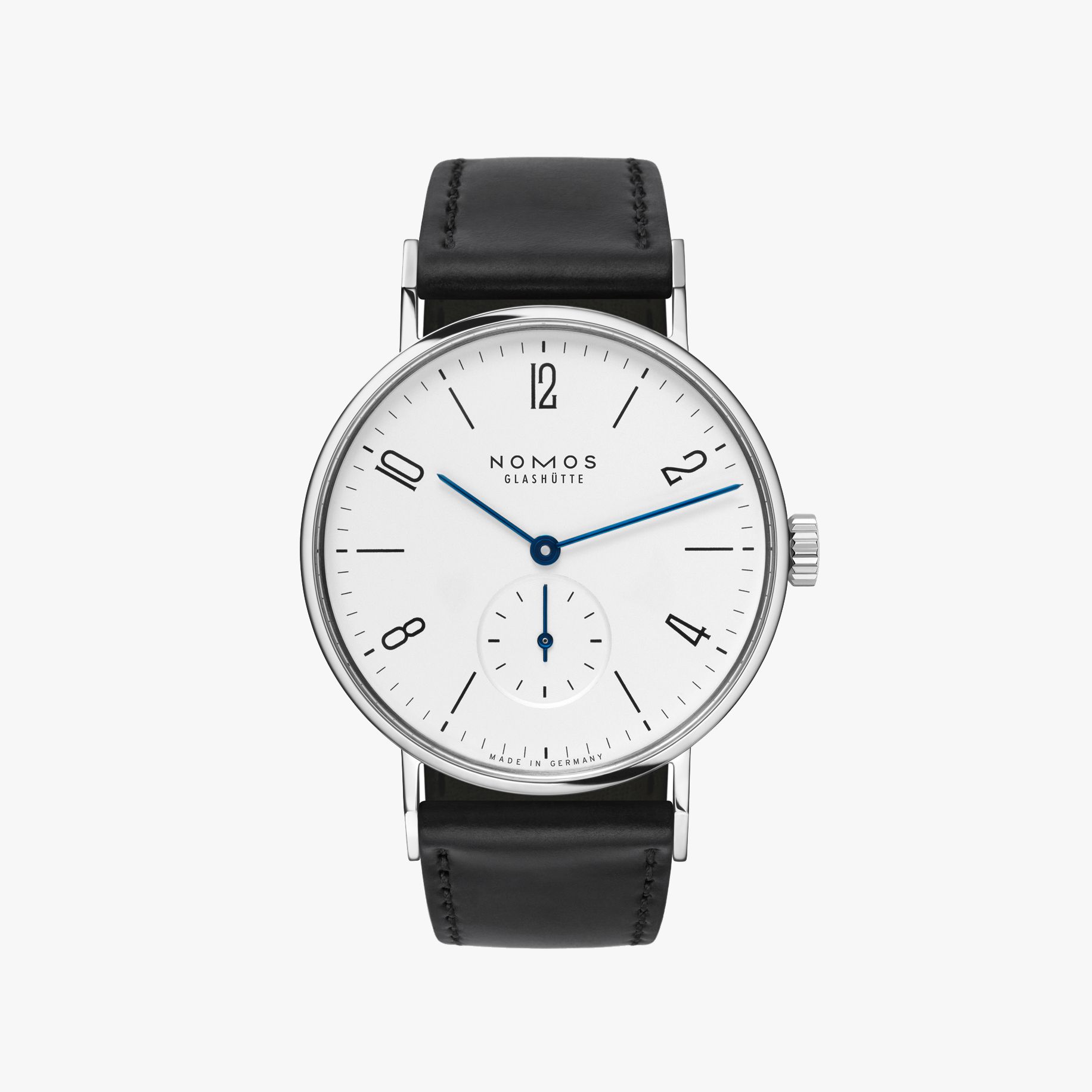 NOMOS GLASHÜTTE タンジェント NM139 TN1A1W2 建築家やライターたちに選ばれる時計、いくつもの賞を受賞してきたノモスの代表的なタイムピース、タンジェント。明快なラインと完璧なプロポーション、白銀仕上げの文字盤に青焼きの針、ホーウィン社の真正シェルコードバンのストラップ。そしてもちろん、サファイヤクリスタルガラスのケースバックから見ることができる手巻のノモス DUW 4001キャリバーは、それ自身がクラシックです。