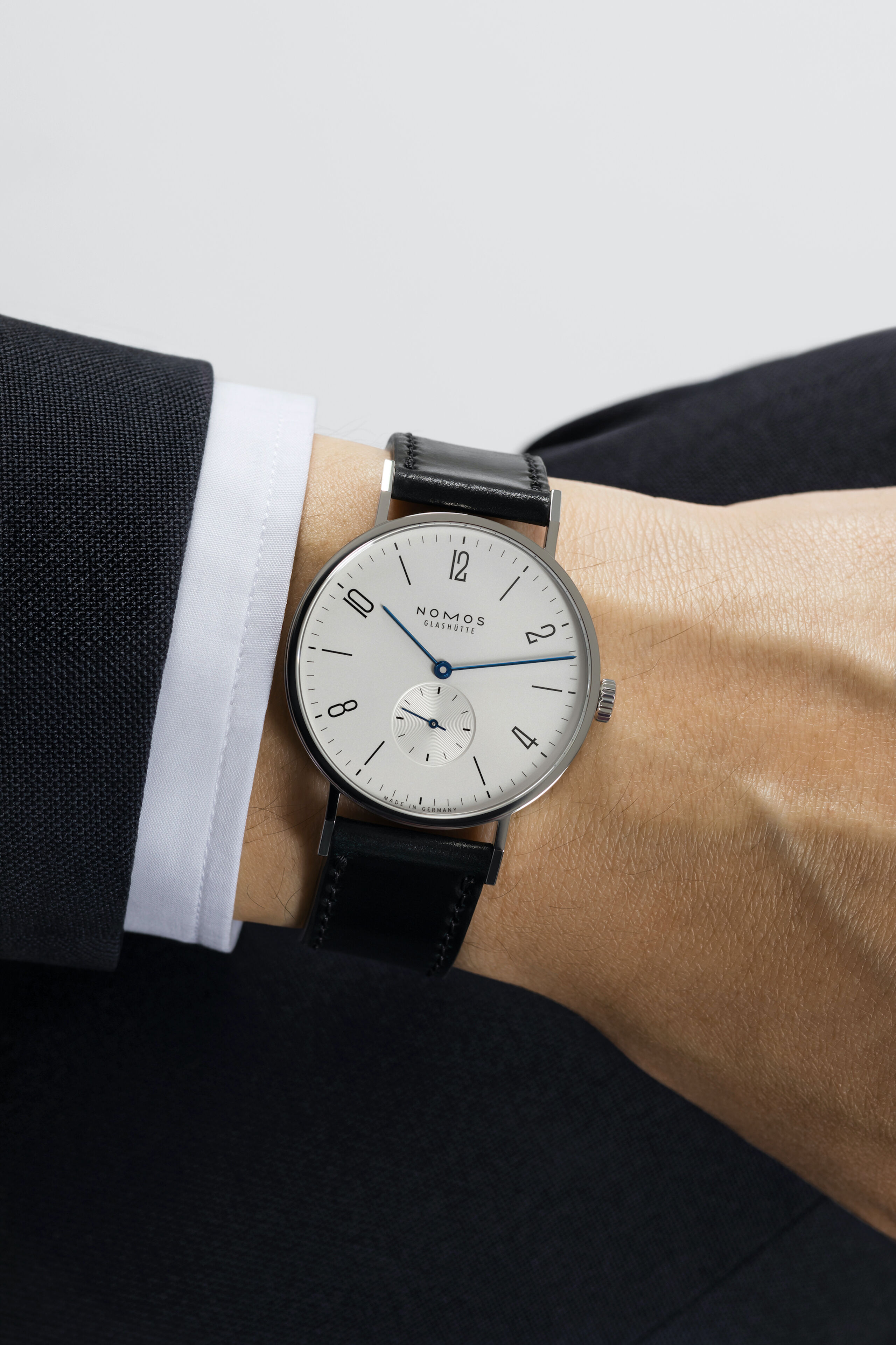 NOMOS GLASHÜTTE タンジェント 38 NM164 TN1A1W238 本当にハンサム： ケース径38ミリのノモスクラシックは、薄型ですがより男性的な腕元においても実に完璧なプロポーションでエレガントに見えます。信頼性の高い手巻きのクラシックキャリバー、ノモス DUW 4001が時を刻み、サファイアクリスタルガラスのケースバックから見ることができます。大きめのタイムピースは生涯持てる手作り品です。