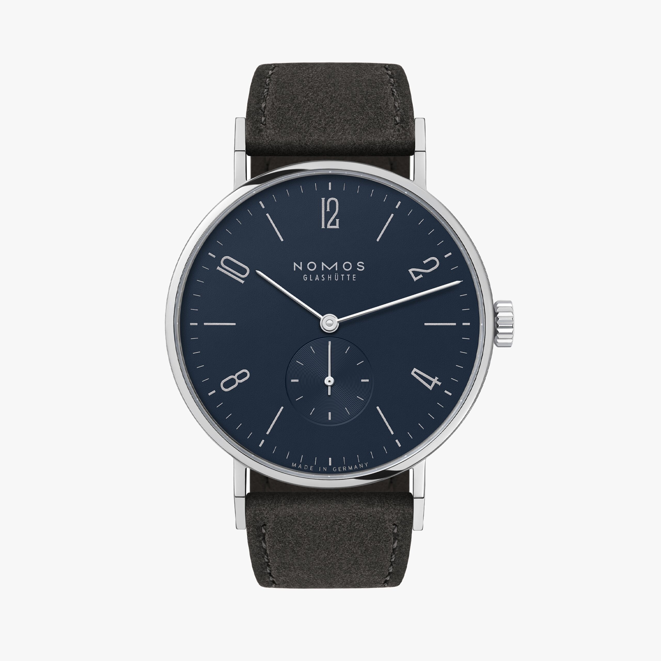 NOMOS GLASHÜTTE タンジェント 38 ミッドナイトブルー 167 TN1A1BL238 ノモスの定番「タンジェント」シリーズ。ミッドナイトブルーの文字盤に手巻きキャリバー「DUW 4001」を搭載したモデルではラージサイズもご用意しました。「タンジェント 38 ミッドナイトブルー」ではシルバーの針と数字が品のあるアクセントになり、ベロアレザーストラップのダークカラーとの美しいコントラストも際立ちます。
