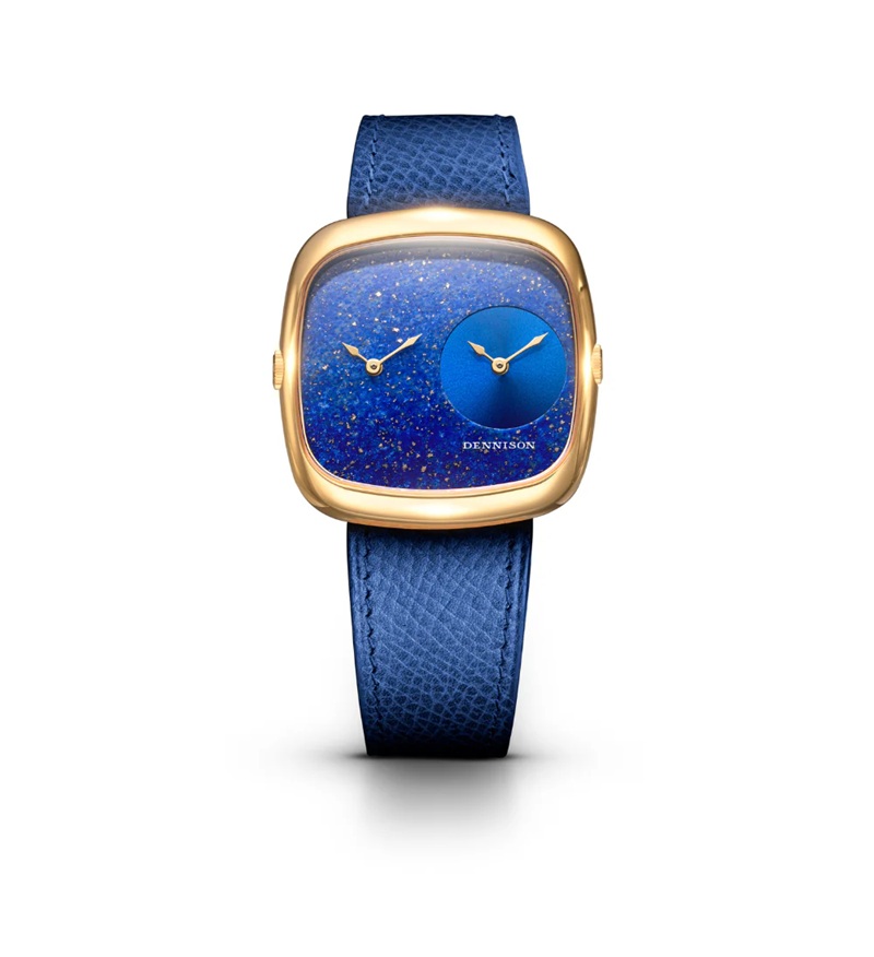 ALD Dual Time Lapis & Blue Sunray In Gold ALD-DT02-G-ELBL-R-GBKL　「ALD Dual Time In Gold 」は、ALD Collectionの中でも機能美を前面に押し出した、特別なモデルです。 モノリシック（単一構成）的なダイヤルデザインの中に、2つの時間を自然に共存させることで、造形と機能を高い次元で融合させています。  ダイヤルには天然ラピスラズリを採用。深みのあるブルーの石肌に、金色のインクルージョンが点在し、力強さと気品を併せ持つ表情を生み出します。3時位置には、ブルーのサンレイ仕上げが施されたセカンドタイムゾーン用のサブダイヤルを配置。奥行きのあるレイヤー構造が、デュアルタイム機構の存在を静かに主張します。 この独創的なレイアウトは、製作工程においても高い難度を要し、ALDが掲げるクラフツマンシップと表現力を象徴しています。