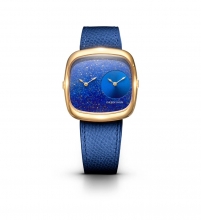ALD Dual Time Lapis & Blue Sunray In Gold ALD-DT02-G-ELBL-R-GBKL　「ALD Dual Time In Gold 」は、ALD Collectionの中でも機能美を前面に押し出した、特別なモデルです。 モノリシック（単一構成）的なダイヤルデザインの中に、2つの時間を自然に共存させることで、造形と機能を高い次元で融合させています。  ダイヤルには天然ラピスラズリを採用。深みのあるブルーの石肌に、金色のインクルージョンが点在し、力強さと気品を併せ持つ表情を生み出します。3時位置には、ブルーのサンレイ仕上げが施されたセカンドタイムゾーン用のサブダイヤルを配置。奥行きのあるレイヤー構造が、デュアルタイム機構の存在を静かに主張します。 この独創的なレイアウトは、製作工程においても高い難度を要し、ALDが掲げるクラフツマンシップと表現力を象徴しています。