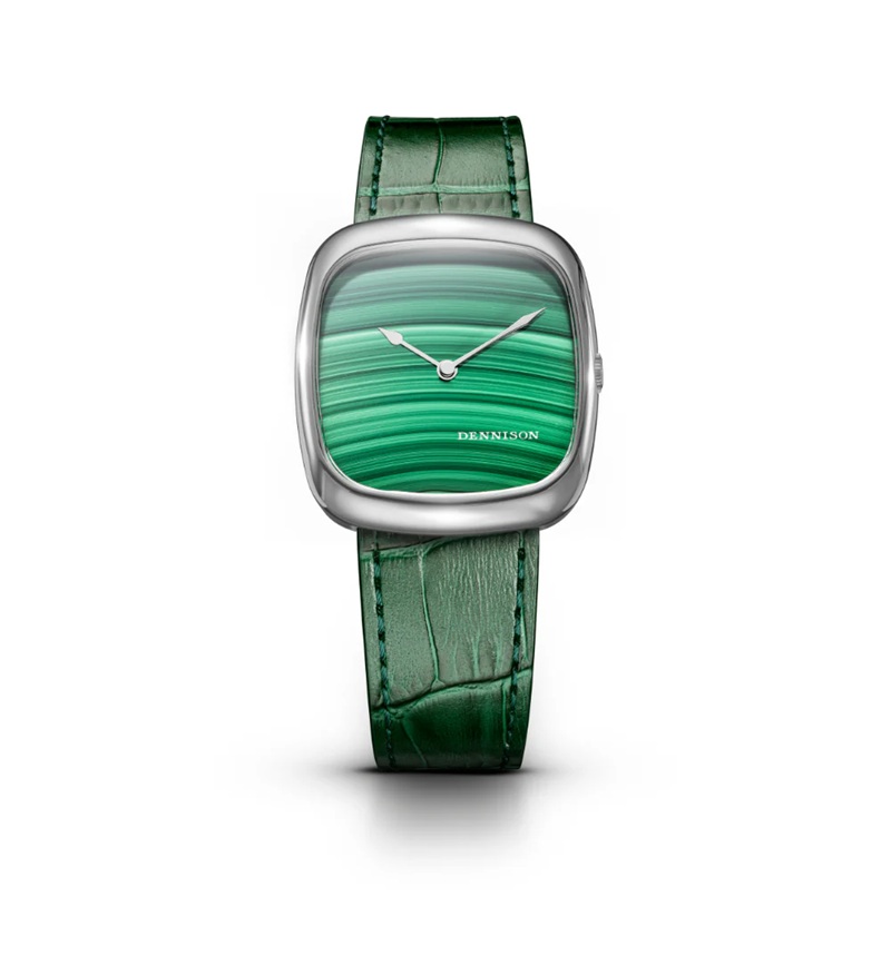 ALD Collection　Natural Malachite Stone In Steel　ALD-S-ST01-GRN-R-SBKL　ダイヤルには天然マラカイト（孔雀石）を採用。鮮やかなグリーンの縞模様と奥行きのある色調は、一点一点異なる表情を見せ、天然石ならではの魅力を際立たせます。熟練の技術でカット・ポリッシュされたストーンダイヤルが、控えめながらも強い存在感を放ちます。 ケースはステンレススチール製。37mm × 33.5mm、厚さ約6.05mmのスリムなプロポーションで、洗練された印象と日常使いのバランスを両立。型押しのグリーンレザーストラップと、ケースの曲線美に呼応する特別仕様のピンバックルが、全体の完成度を高めています。 流行に左右されないデザインと、細部へのこだわりを体現した1本です。