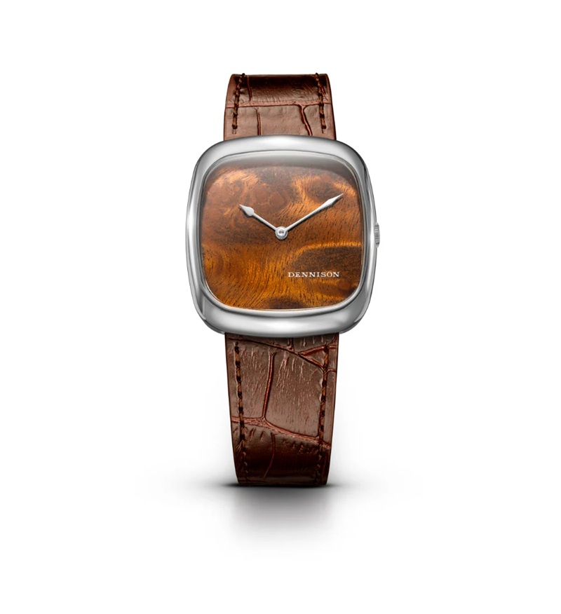 ALD Collection　Natural Wood In Steel　ALD-S-ST06-BRN-R-SBKL　ダイヤルには天然ウッドを採用。シルキーな木目と有機的な質感が特徴で、一本ごとに異なる表情を見せます。自然素材ならではの温もりが、ヴィンテージの空気感と現代的なデザインをやわらかくつなぎ、タイムレスな佇まいを生み出しています。 ケースはステンレススチール製。37mm × 33.5mm、厚さ約6.05mmのスリムなプロポーションにより、手元に自然に収まり、日常使いにも適したバランスを実現。ブラウンの型押しレザーストラップと、ケースの曲線美を反映した特別仕様のピンバックルが、全体に落ち着いた統一感をもたらします。 自然素材の魅力と洗練されたデザインが調和した、穏やかな存在感を放つ1本です。