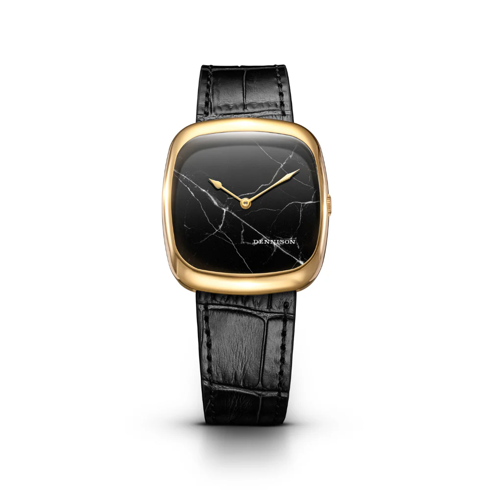 ALD Black Marble In Gold ALD-G-ST13-BLK-R-GBKL 天然ブラックマーブル（大理石）を用いた、圧倒的な存在感を放つモデルです。 ダイヤルには、稲妻のように走るダイナミックな脈模様が特徴のブラックマーブルを採用。石材ならではの重厚な質感と力強いパターンは、一本ごとに異なる表情を見せ、唯一無二のキャラクターを生み出します。丁寧にカット・ポリッシュされたダイヤルが、その素材美を最大限に引き出しています。