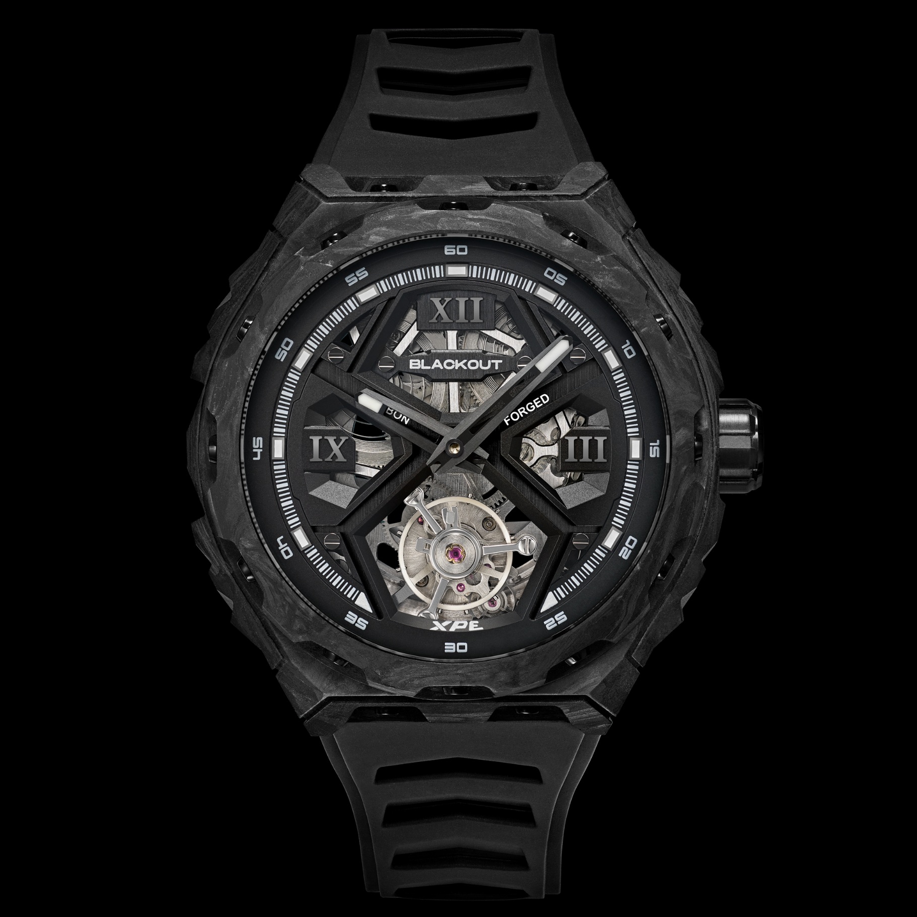 XPE Tourbillon Black / BOXPETBLBK　XPEは、Blackoutコレクションにおける“Evolution（進化）”を体現するモデルです。 これまでのトノー型ケースとは異なり、ラウンド型ケースを採用することで、より幅広い時計愛好家にフィットするシルエットを実現しました。