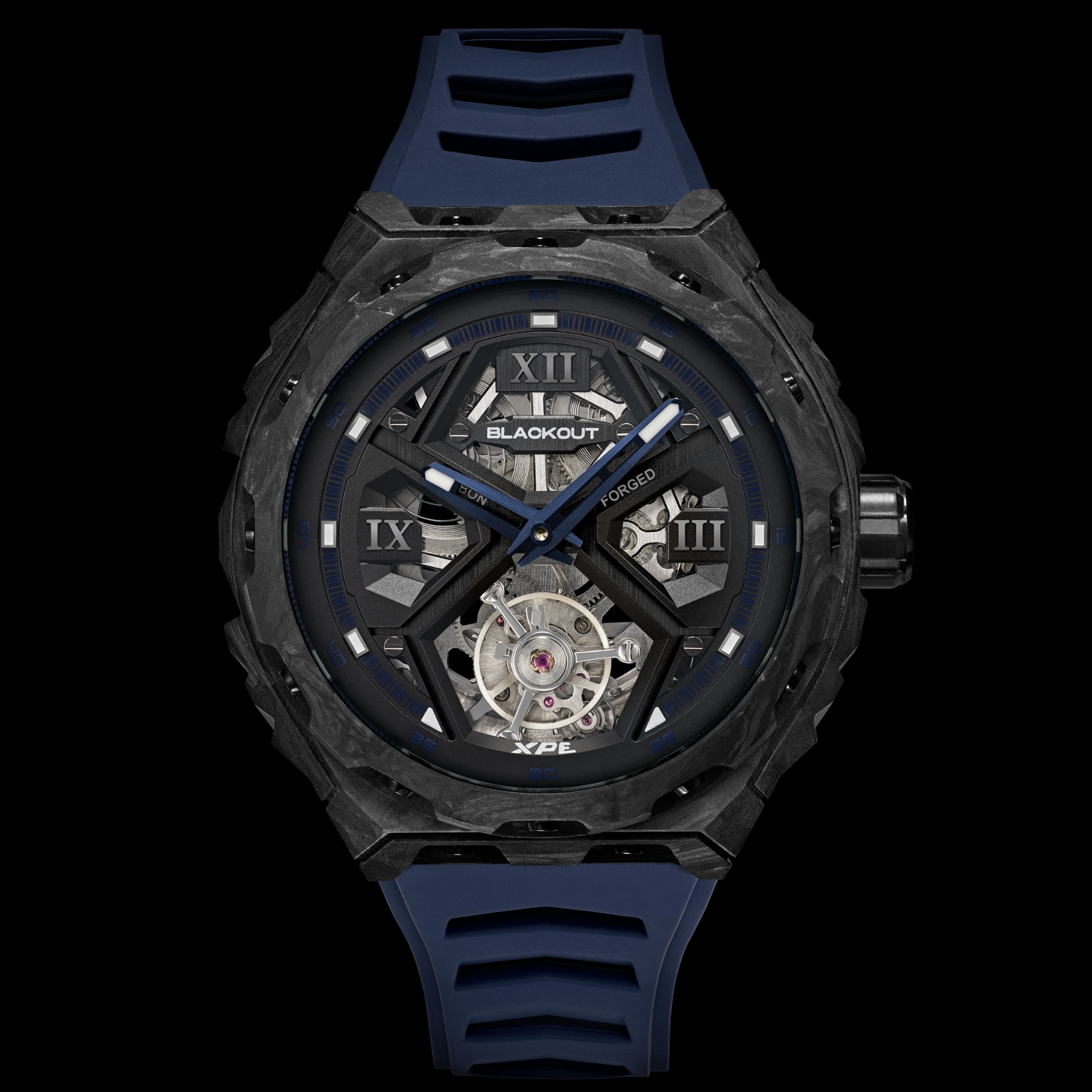 XPE トゥールビヨン ブルー / BOXPETBLBL　XPEは、Blackoutコレクションにおける“Evolution（進化）”を体現するモデルです。 これまでのトノー型ケースとは異なり、ラウンド型ケースを採用することで、より幅広い時計愛好家にフィットするシルエットを実現しました。