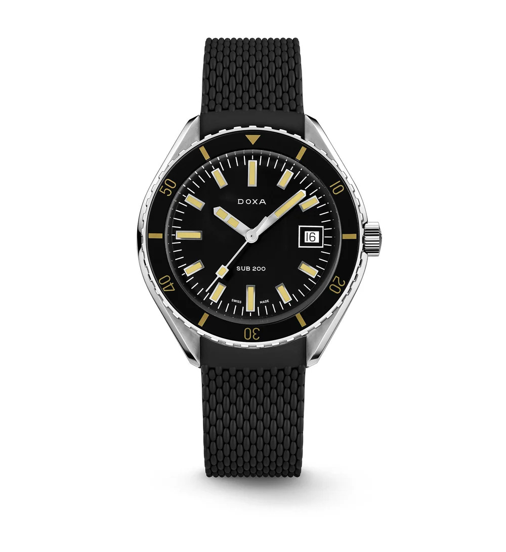 SUB200 Sharkhunter 799.10.101.20　2019年のバーゼルワールドで発表されたこの3針ダイバーズウォッチは、最高品質の316Lステンレススチール製ケースを備えています。直径42mmのSUB 200は、当時使用されていたドーム型プレキシガラスの特徴的な曲面と反射防止コーティングを施した傷に強いサファイアクリスタルガラスを採用しています。200m（20気圧）までの防水性能を備え、逆回転防止ベゼルを備えています。ベゼルを含む、ダイビングに関連する情報を提供するすべての要素には、スーパールミノバ®蓄光コーティングが施されています。ブレスレットは316Lステンレススチール製で、DOXAの魚のシンボルがあしらわれたフォールディングクラスプが特徴です。
