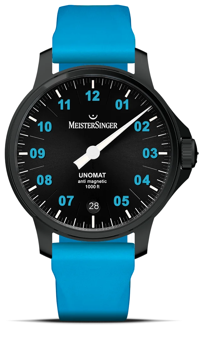 Edition Unomat - Black with arctic blue ED-UN902BLUBL (50本限定）Unomat は、MeisterSinger がこれまでに作った時計の中で最も堅牢です。この時計は耐磁性、水深 300 メートルまでの耐水性があり、非常に丈夫な裏蓋、ねじ込み式リューズ、頑丈な側面保護を備えています。50本限定のEdition Unomatの文字盤は、マットな深みのあるブラックでデザインされており、ケースには漆黒のカーボンコーティングが施されています。5分マーカーは文字盤とマッチした色合いになっており、2桁で表される数字は、文字盤に施された立体的な鋳造発光体で構成されています。日中は、黒い文字盤を背景にアークティック ブルーが際立ち、夜間は厚みがあり、側面からの光を吸収して放出できるため、特に強く輝きます。