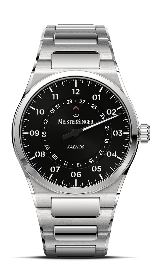 Kaenos Open Date- Black KSOD902 Kaenos（カエノス）は、完全にゼロから開発されました。 「Kaenos」という名前は、ギリシャ語の「kainos（カイノス）」に由来し、「新しい」「新鮮な」という意味を持ち、また地球の歴史における再生の時代である「新生代（Cenozoic era）」を指しています。この名前は、MeisterSinger（マイスタージンガー）にとって新たなスタートを意味し、さらなるエキサイティングな進化を象徴するモデルにふさわしいものです。 この新しい製品ファミリーは2つのラインに分かれています。 一つは、6時位置にラージデイトを備えた「Kaenos」。 もう一つは、12時位置の下にオープンデイトディスクを配し、日付を読むことができる「Kaenos Open Date」です。 また、Kaenosはその優れたデザインが評価され、2025年にiFデザインアワードとレッドドットデザインアワードをW受賞しました。