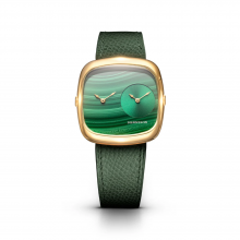 ALD Dual TimeMalachite & Green Sunray In Gold ALD-DT01-G-ELGR-R-GBKL ダイヤルには天然マラカイトを採用。幾重にも重なるグリーンの縞模様が、奥行きと流れを感じさせ、一本ごとに異なる表情を描き出します。3時位置には、グリーンのサンレイ仕上げが施されたセカンドタイムゾーン用サブダイヤルを配置。マラカイトの有機的な模様と、シャープなサンレイ仕上げとの対比が、立体感と視覚的な緊張感を生み出しています。