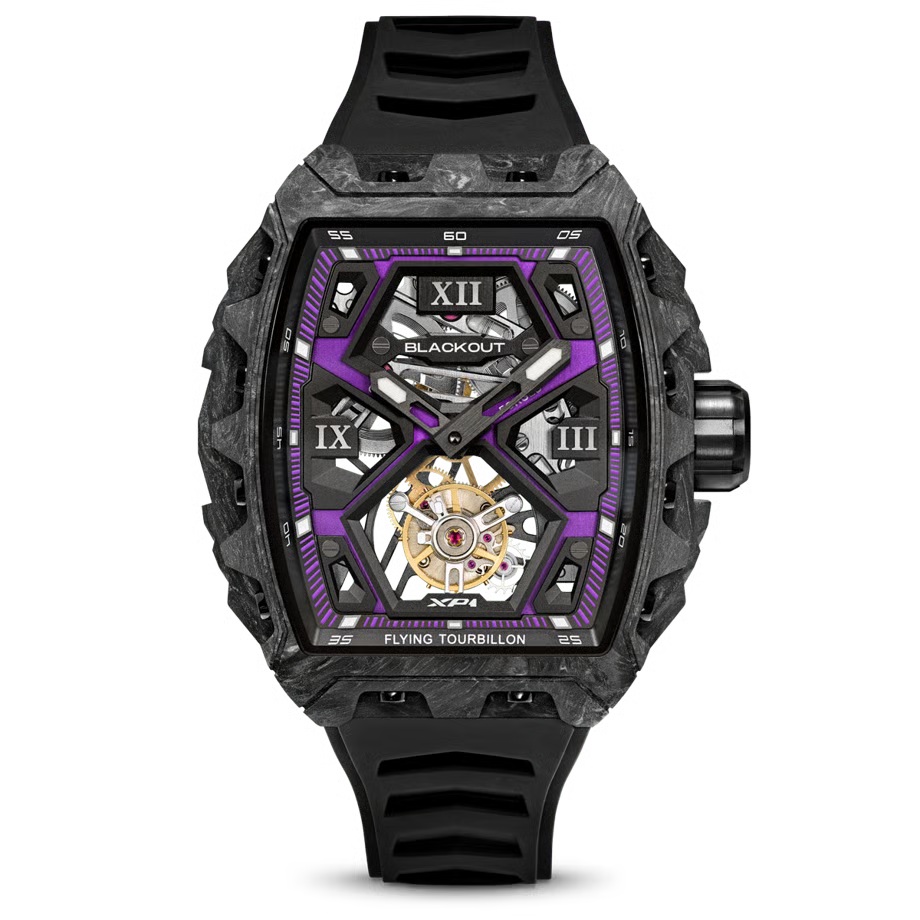 XP1 Tourbillon LT Ultra Violet BOXP1TBLTCUV 簡単には手の届かないスイス製のトゥールビヨン、手ごろな価格のアジア製のトゥールビヨンという、この二つの選択肢のギャップを埋めるために、「BLACKOUT WATCHES」は独自のアプローチを採用します。 ⾼品質のアジア製トゥールビヨンを輸⼊し、それをスイス・ジュネーブの自社工房で熟練の職人達の手により再構築するのです。 部品はスイスの自社工場で徹底的に検査され、必要に応じて加工された後、現地で組み立てられます。 このプロセスにより、手の届く価格でありながら、スイス製の高級トゥールビヨンにも匹敵するクオリティが実現させました。