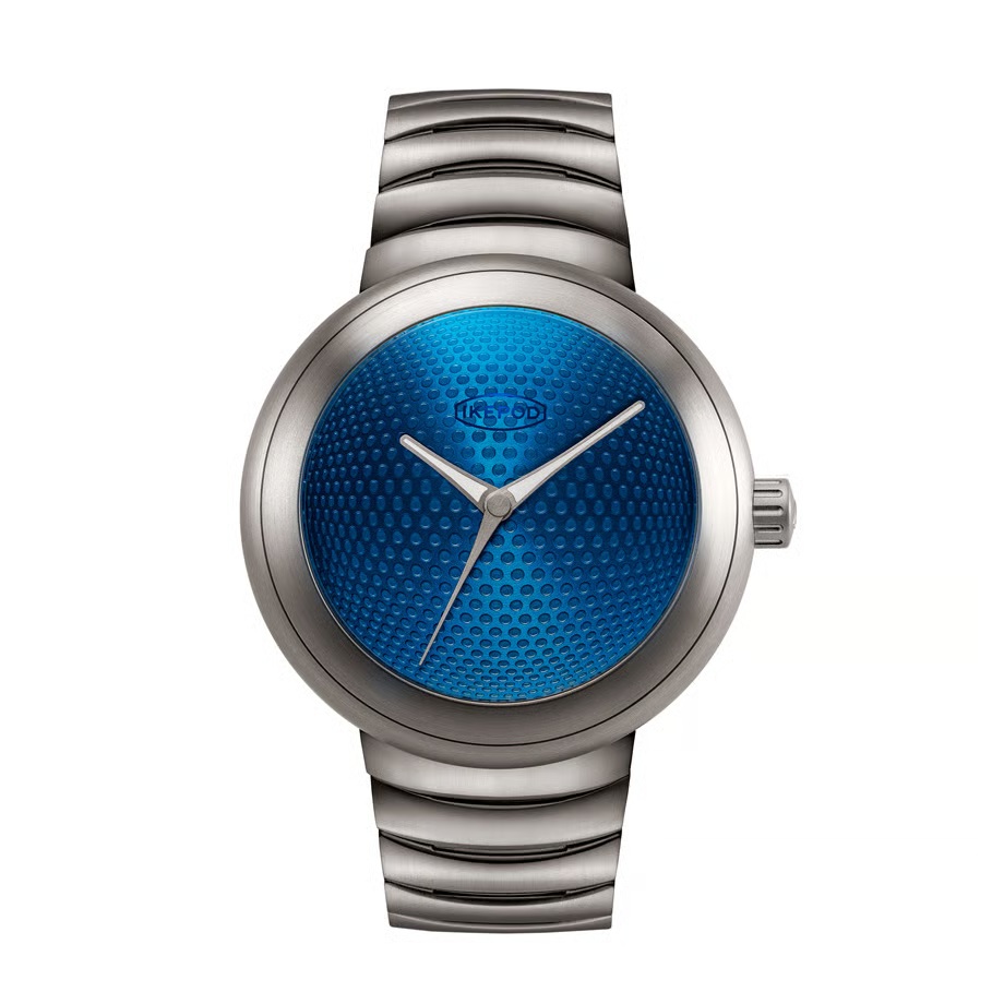  HOROPOD / Jodpur IPHO01TITL ムーブメントにはブランド休眠前にアイクポッド社に保管されていたスイス製機械式ムーブメント ETA2824を搭載し、一部だけ開口したケースバックからその動きを見ることができます。  ロンドンを拠点とするスタジオ「Fuzion Ltd」に属し、CZAPEK、Christopher Ward、Chronotecchnaなどを手掛けてきた新進気鋭のスイス人デザイナー、アドリアン・ビュッシュマンが文字盤デザインを担当。  2000年代のアイクポッドの象徴的なダイヤルデザインに現代的な要素を取り入れ仕上げられました。  「ゴルフ ボール」のようなテクスチャーを備えたサンドイッチ ダイヤルが特徴の「Jodpur」「Lisboa」「Neom」、隆起したドットとルミノバサークルが特徴の「Puxi」「Udaipur」、サーモンカラーのフラワーパターンダイヤル「PETRA」の6種類。  モデル名はヨーロッパ、中東、アジアの有名な都市から名付けられています。