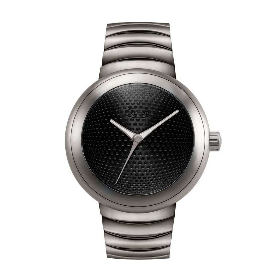 HOROPOD / Lisboa IPHO02TITL ムーブメントにはブランド休眠前にアイクポッド社に保管されていたスイス製機械式ムーブメント ETA2824を搭載し、一部だけ開口したケースバックからその動きを見ることができます。  ロンドンを拠点とするスタジオ「Fuzion Ltd」に属し、CZAPEK、Christopher Ward、Chronotecchnaなどを手掛けてきた新進気鋭のスイス人デザイナー、アドリアン・ビュッシュマンが文字盤デザインを担当。  2000年代のアイクポッドの象徴的なダイヤルデザインに現代的な要素を取り入れ仕上げられました。  「ゴルフ ボール」のようなテクスチャーを備えたサンドイッチ ダイヤルが特徴の「Jodpur」「Lisboa」「Neom」、隆起したドットとルミノバサークルが特徴の「Puxi」「Udaipur」、サーモンカラーのフラワーパターンダイヤル「PETRA」の6種類。  モデル名はヨーロッパ、中東、アジアの有名な都市から名付けられています。