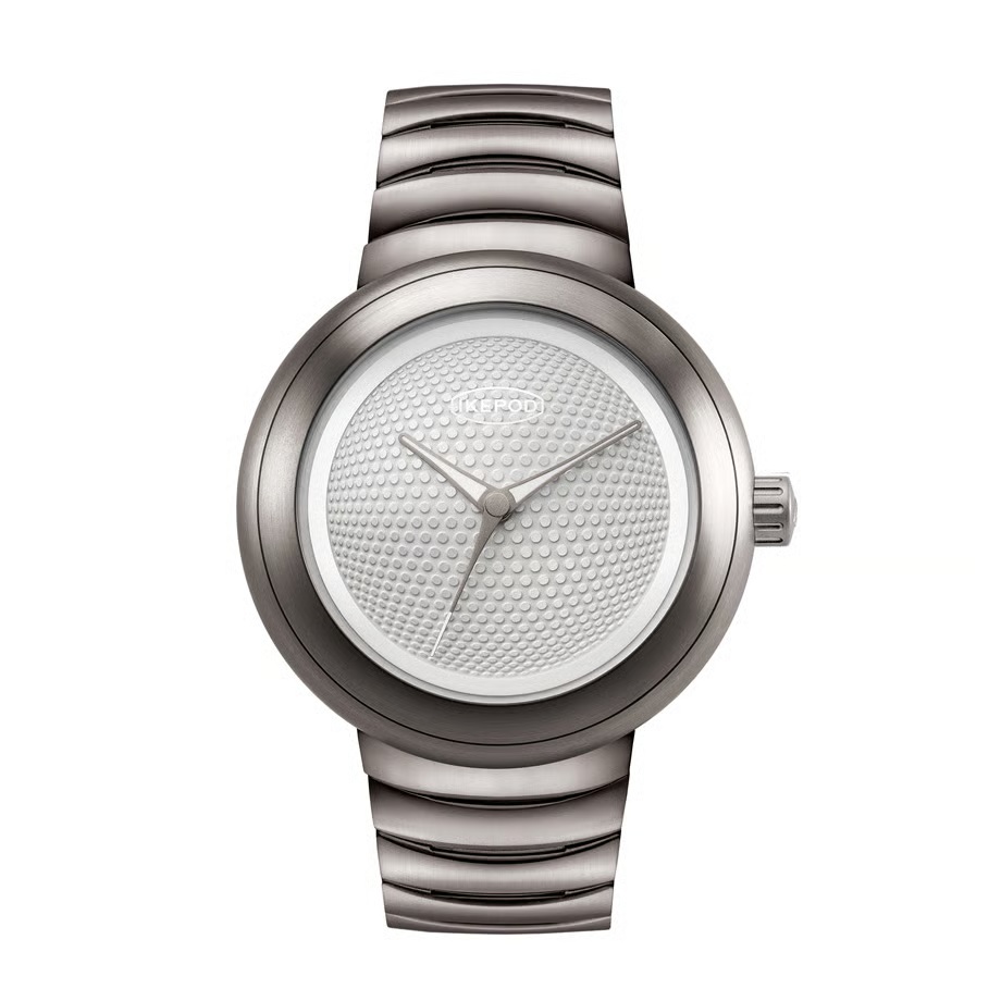  HOROPOD / Udaipur IPHO11TITL ムーブメントにはブランド休眠前にアイクポッド社に保管されていたスイス製機械式ムーブメント ETA2824を搭載し、一部だけ開口したケースバックからその動きを見ることができます。  ロンドンを拠点とするスタジオ「Fuzion Ltd」に属し、CZAPEK、Christopher Ward、Chronotecchnaなどを手掛けてきた新進気鋭のスイス人デザイナー、アドリアン・ビュッシュマンが文字盤デザインを担当。  2000年代のアイクポッドの象徴的なダイヤルデザインに現代的な要素を取り入れ仕上げられました。  「ゴルフ ボール」のようなテクスチャーを備えたサンドイッチ ダイヤルが特徴の「Jodpur」「Lisboa」「Neom」、隆起したドットとルミノバサークルが特徴の「Puxi」「Udaipur」、サーモンカラーのフラワーパターンダイヤル「PETRA」の6種類。  モデル名はヨーロッパ、中東、アジアの有名な都市から名付けられています。