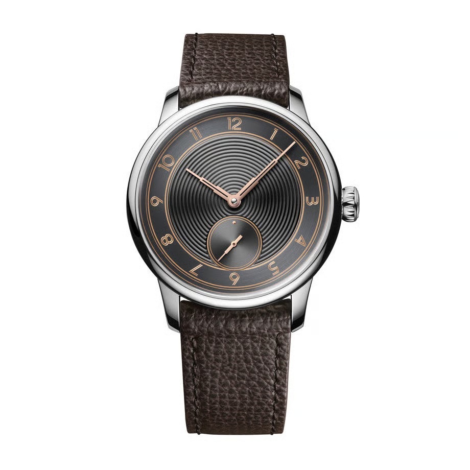 Excellence THE HOROPHILE LE34248AA44BVA152 現在のマーケティングにおいて、非常に重要な役割を担う”SNS”。高級時計のマーケットにおいてもそのインフルエンサー達が発信する情報はユーザー、メーカーにとって重要なファクターとなっています。 Louis Erardが今回パートナーとして選んだのはヨーロッパの時計愛好家に支持されているTHE HOROPHILE（ホロファイル）です。 この新作の最大の特徴は1920年代の隆盛をきわめた装飾様式であるアールデコを、現代の感覚で再構築したデザインです。アメリカのロックフェラーセンターやエンパイアステートビルに代表される直線的な幾何学デザインを新しいスタイルで表現しています。Louis Erardブランドがスタートした1929年もそんなデザイン運動が盛んな時代でした。