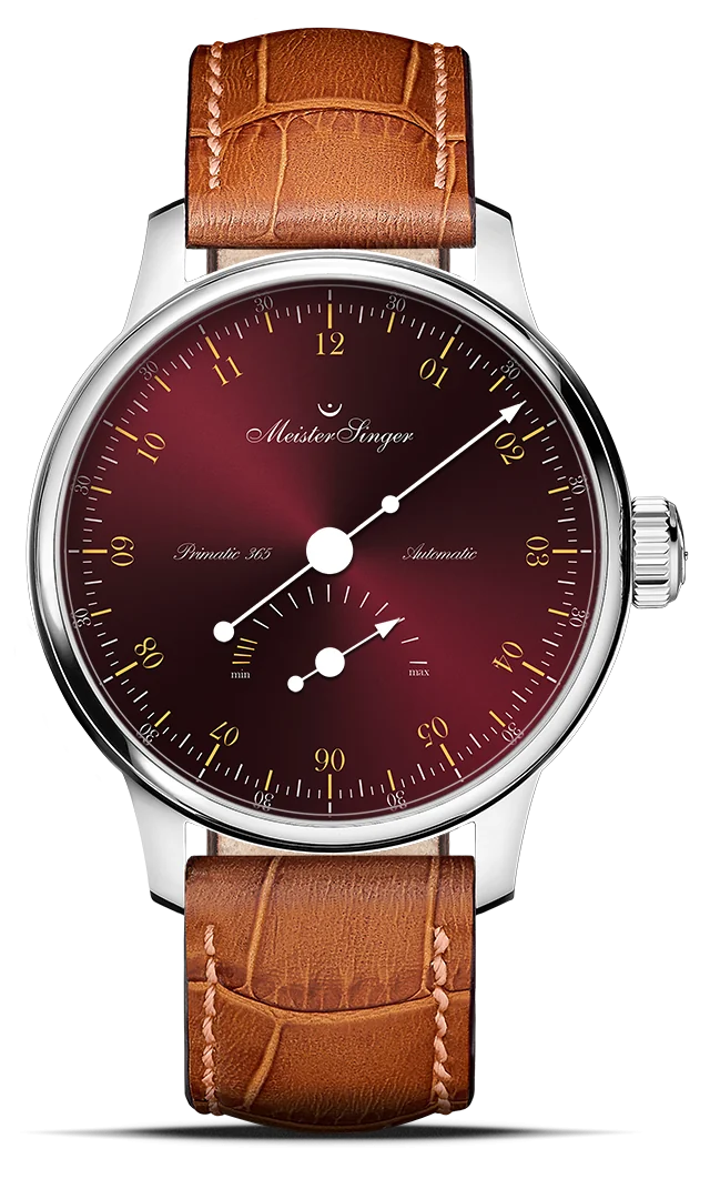 Primatic 365 -Sunburst bordeaux with gold PR365911G 文字盤の下半分にあるパワーリザーブインジケーターの目盛りでパワーリザーブを常に表示するのが魅力のPrimatic。MeisterSingerで人気のある「365」と呼ばれる歴史的な文字盤デザインが採用されており、このモデルに懐かしい魅力を与えます。懐中時計が主流だった時代を思い起こさせるデザインです。美しいボルドーカラーの文字盤が採用され、光に当たると柔らかく輝き、白いコントラストとゴールドイエローのアクセントが美しく調和します。特別にデザインされたセンター針は、長いオーバーハングを持ち、ゆったりと文字盤を一周します。文字盤の下半分には、魅力的なパワーリザーブインジケーターが配置されています。
