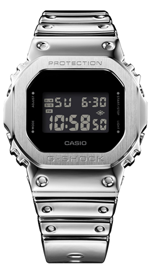 G-SHOCK(ジーショック) 2025新作 スタイリッシュなデザインのメタルベゼルモデル。装着性と耐摩耗性を両立したタフシリコーンバンドの“G-SHOCK”。蒸着処理で金属調に仕上げた樹脂バンド