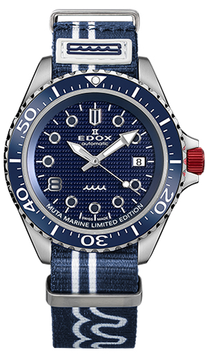 EDOX(エドックス) 2026新作 ブルー・ホワイト・レッドが映えるマリンカラーとウェーブ、No.8が際立つ、ムータ・マリンとのコラボレーションモデル。エドックス「ネプチュニアン グランデ リザーブ デイト オートマティック ムータ・マリン スペシャル エディション」