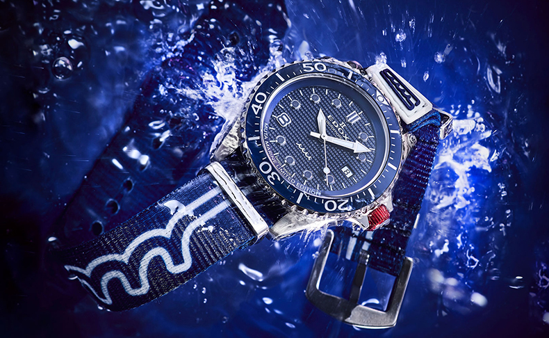 EDOX(エドックス) 2026新作 ブルー・ホワイト・レッドが映えるマリンカラーとウェーブ、No.8が際立つ、ムータ・マリンとのコラボレーションモデル。エドックス「ネプチュニアン グランデ リザーブ デイト オートマティック ムータ・マリン スペシャル エディション」