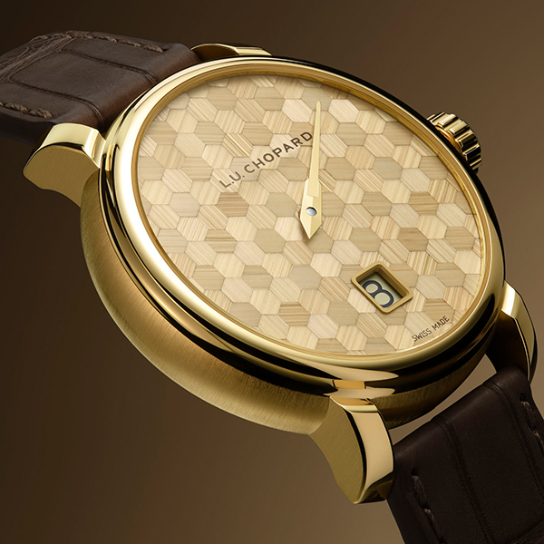 CHOPARD(ショパール) 2026新作 芸術的クラフツマンシップによって更なる高みへと昇華する、マニュファクチュールが誇る至宝のコンプリケーション：8日間のパワーリザーブを備えるジャンピングアワー。ショパール「L.U.C クアトロ スピリット 25 ‐ ストロー マルケトリー エディション」