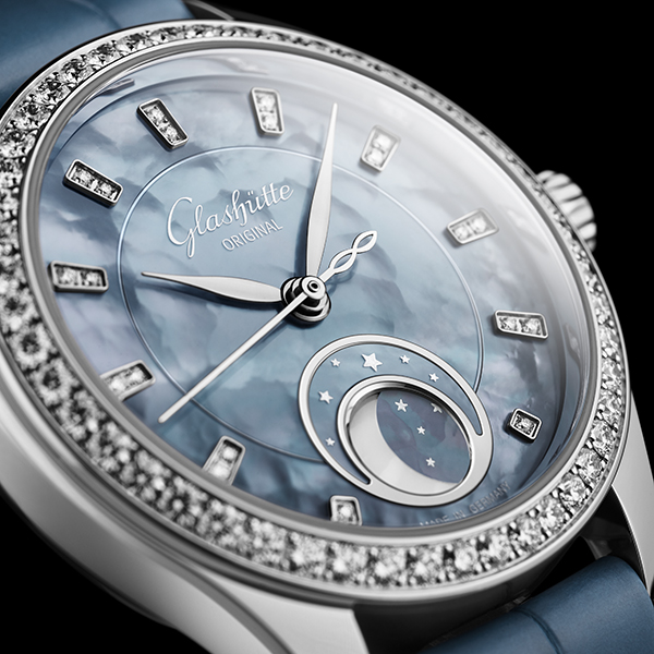 GLASHÜTTE ORIGINAL(グラスヒュッテ・オリジナル) 2026新作 天空を映す色彩。グラスヒュッテ・オリジナル「セレナーデ・ルナ」より「スカイライン ブルー」カラーの新作が登場