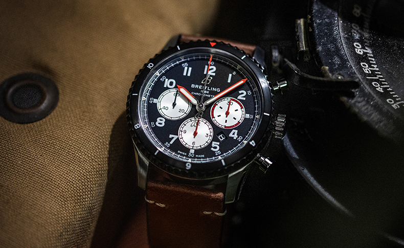 デ・ハビランドのアイコニックな航空機を称える「ブライトリング アビエーター 8 モスキート」