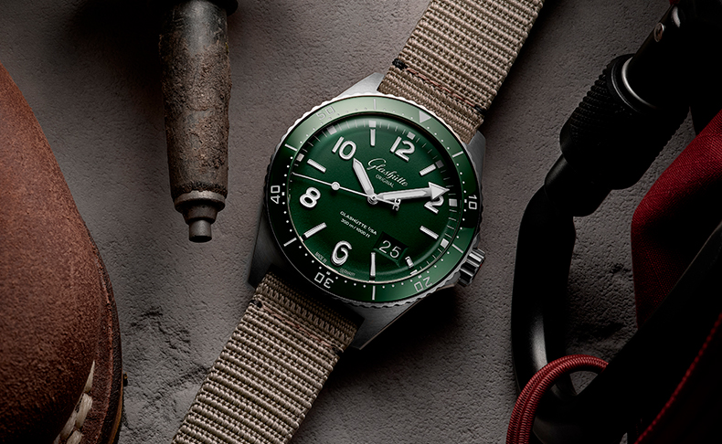 2022新作 新たな道を切り拓くアウトドアのスペシャリスト。グラスヒュッテ・オリジナル「SeaQ パノラマデイト」にリードグリーンの新作が登場