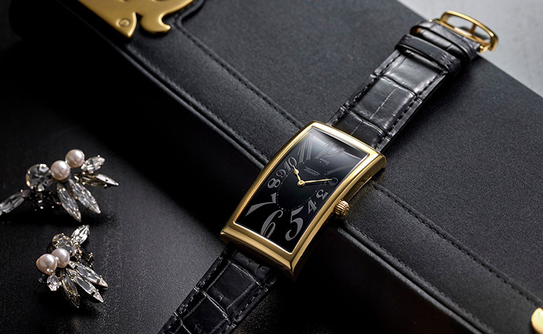 人気スタイリスト辻 直子さんとのコラボレーション。女性に寄り添うエレガントなスペシャル「バナナ・ウォッチ」